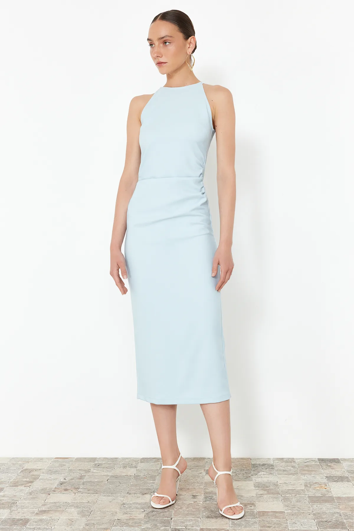 Trendyol Collection  Blaues tailliertes Neckholder-Midikleid aus Webstoff TWOSS24EL00158