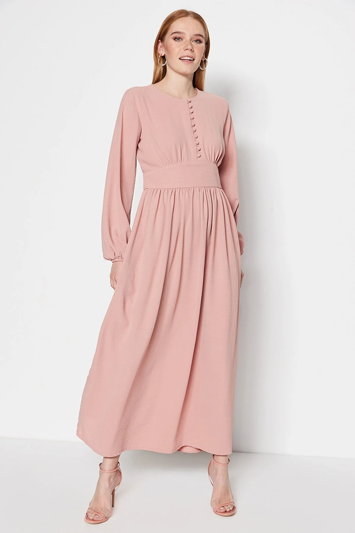 Trendyol Modest  Ansteckblume aus getrockneten Rosen und mit Stoff überzogenes, knopfbesetztes Aerobin-Gewebekleid TCTSS23EB00254