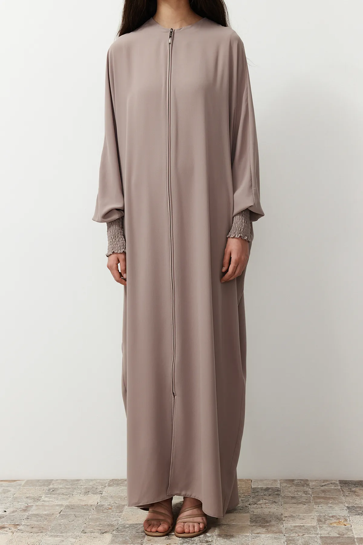 Trendyol Modest  Beige gewebte Mütze mit breiter Passform & Ferace & Abaya TCTSS24KF00021