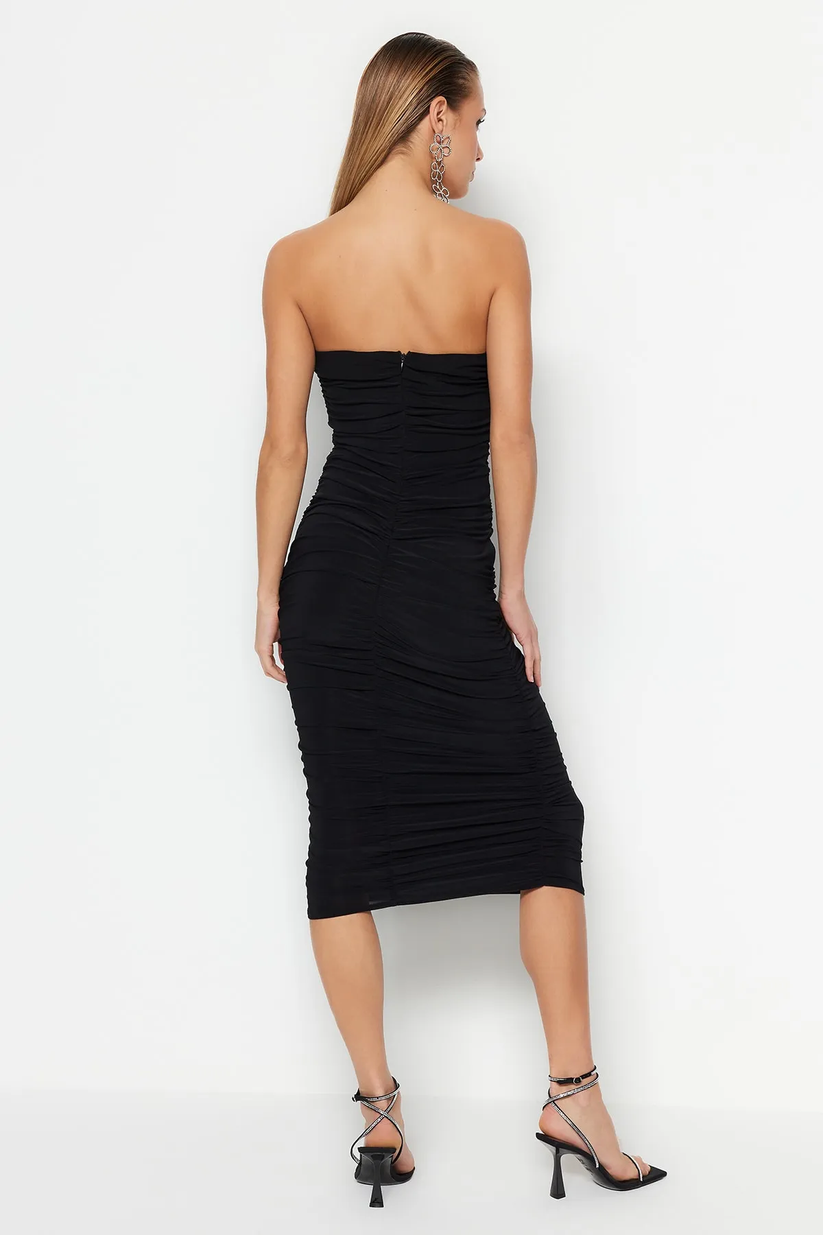 Trendyol Collection  Schwarzes, figurbetontes, gefüttertes, elegantes Abendkleid aus Tüll TPRSS23EL00273
