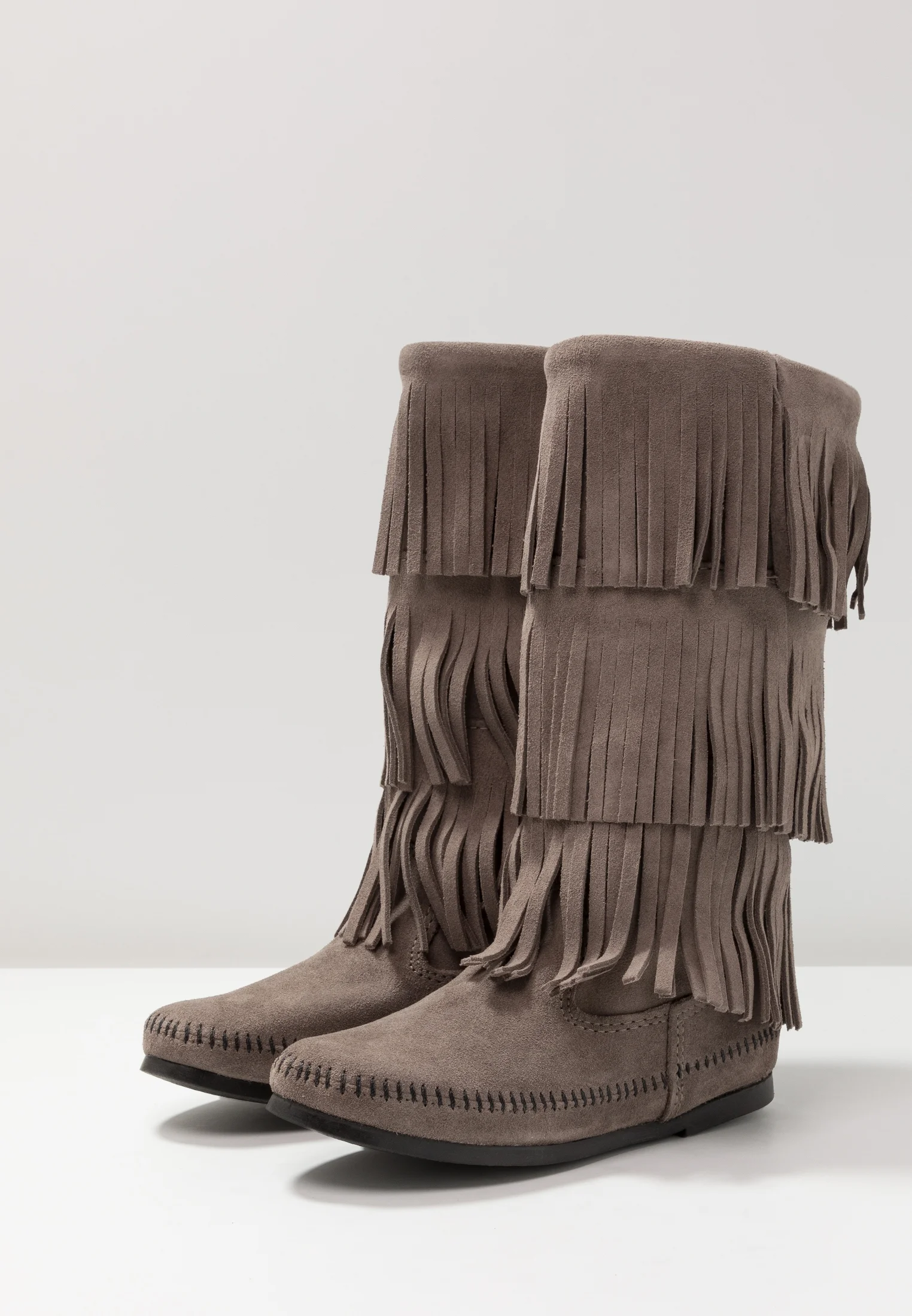 Botas altas Minnetonka de 3 capas con flecos