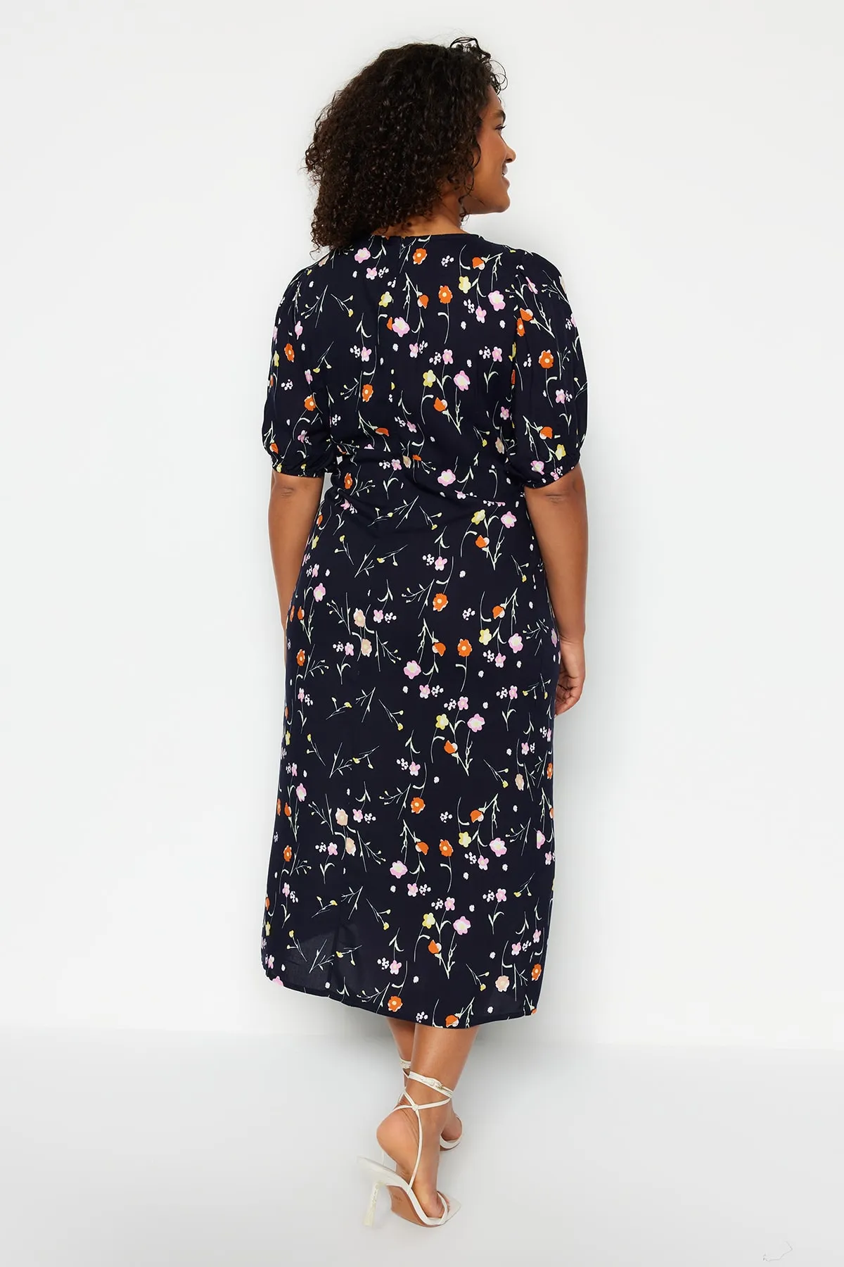 Trendyol Curve  Marineblaues gewebtes Kleid mit zweireihigem Kragen und Blumenmuster TBBSS23AH00255