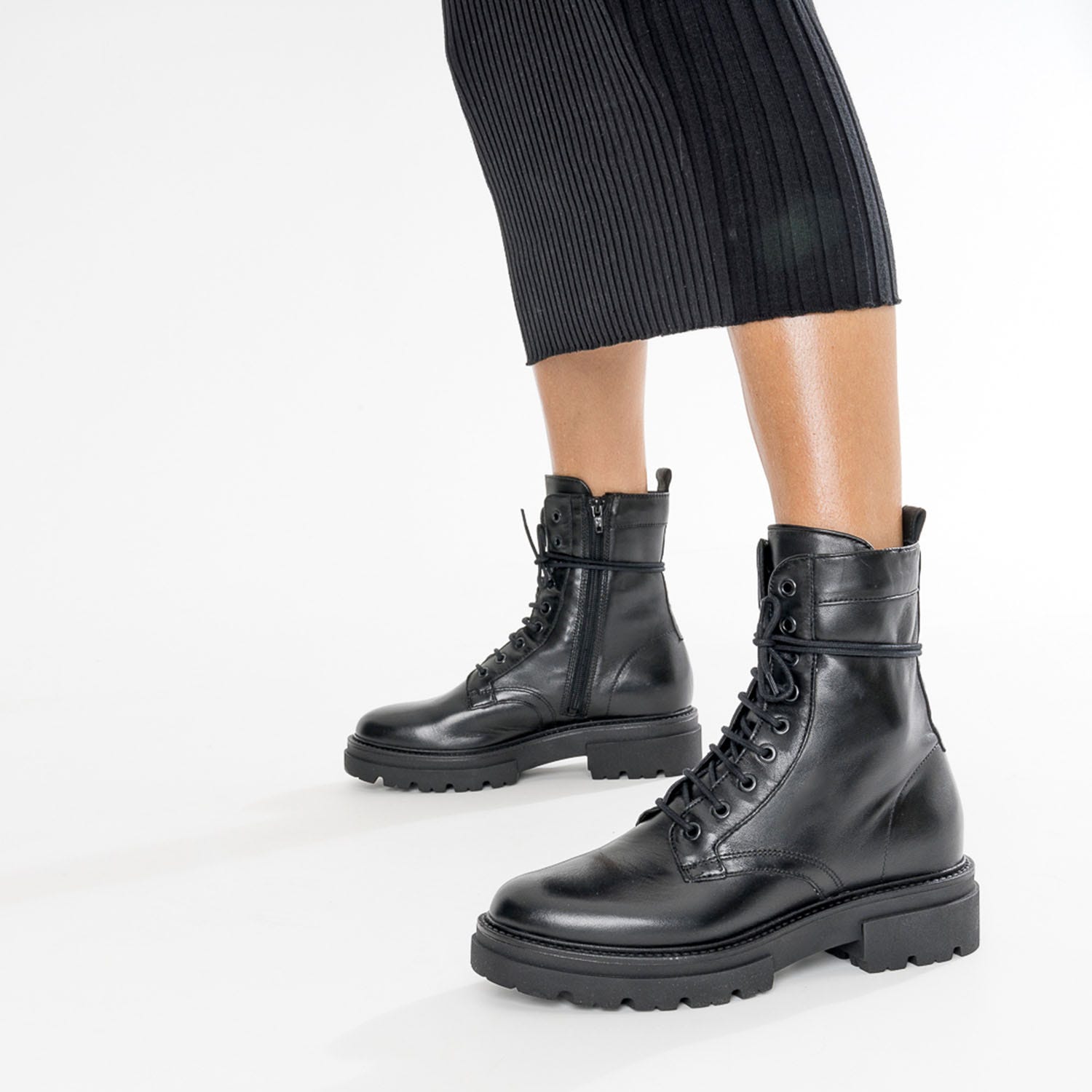 Boots TEXTO noir en cuir éco-conçu à semelle crantée