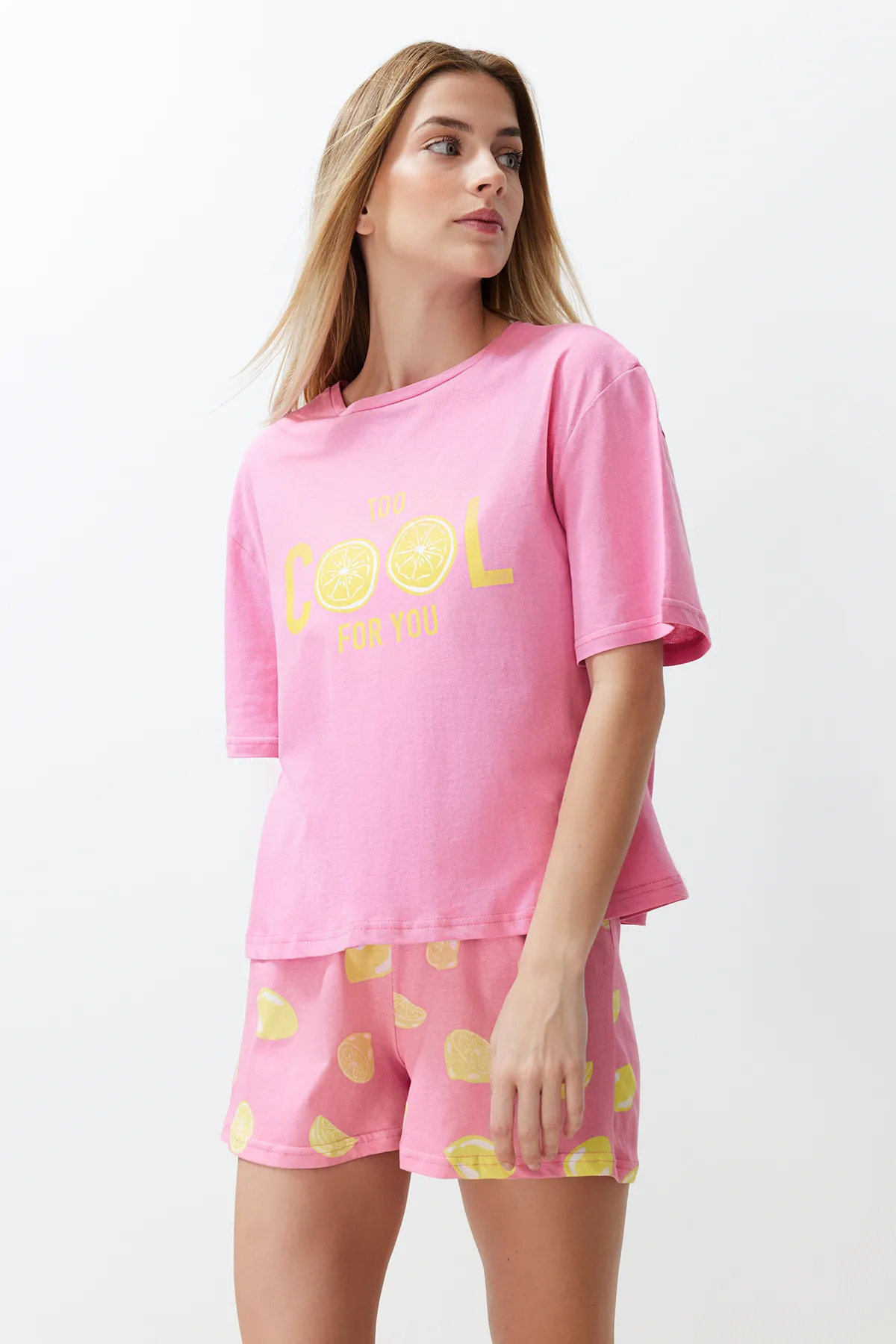 Trendyol Collection  Rosa gestricktes Pyjama-Set aus 100 % Baumwolle mit Slogan Fruit-Print THMSS24PT00226