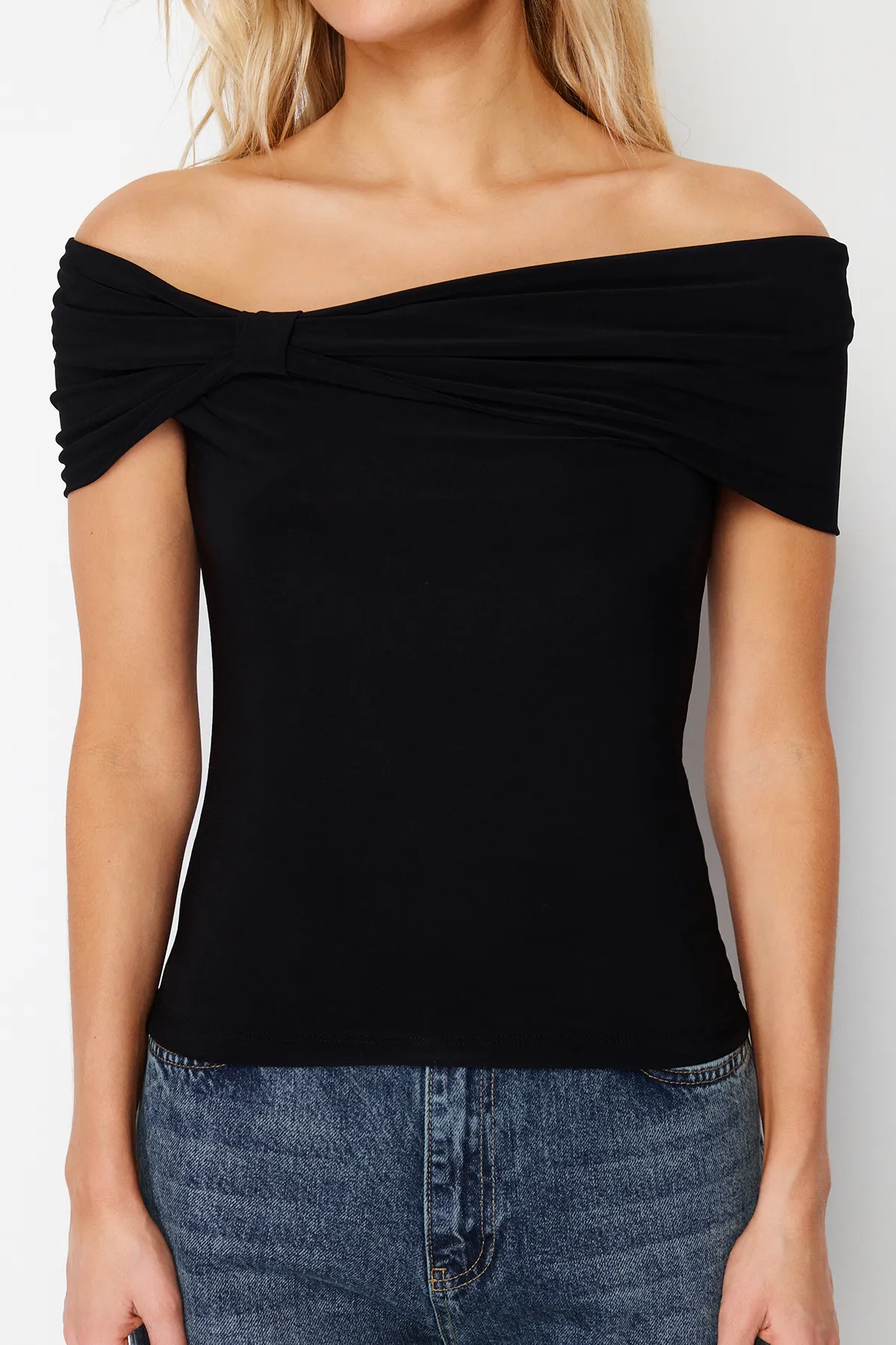 Trendyol Collection  Schwarze, taillierte, dehnbare, bauchfreie Strickbluse mit Carmenkragen TWOSS24BZ00368