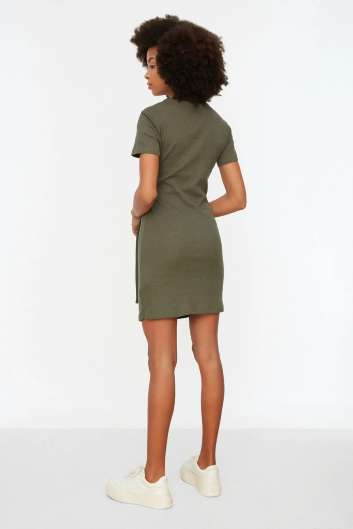 Trendyol Collection  Khakifarbenes, detailliertes Mini-Strickkleid mit Rundhalsausschnitt und Strickoptik TWOSS22EL0751