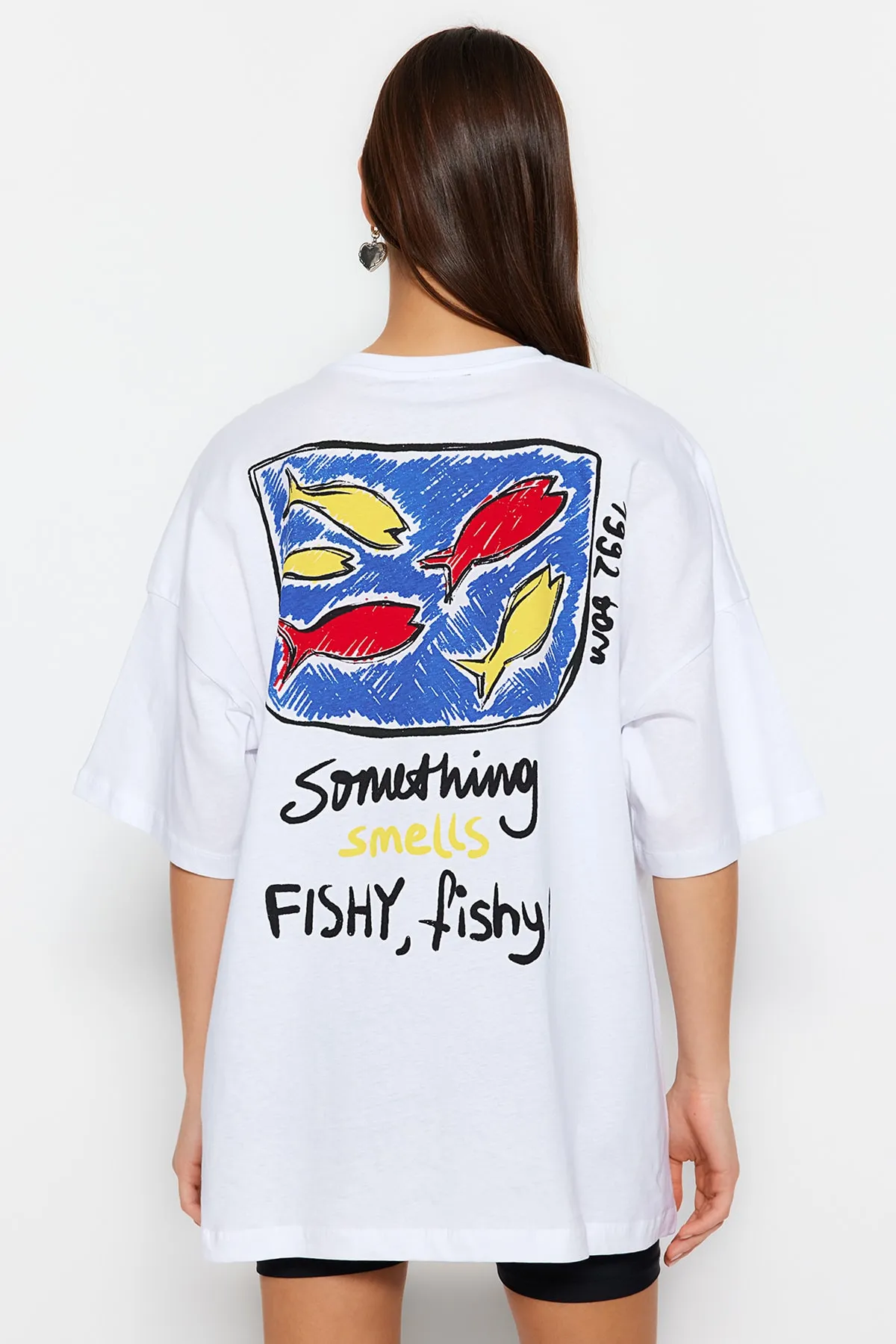 Trendyol Collection  Weißes, bedrucktes, übergroßes/weites Strick-T-Shirt mit Rundhalsausschnitt aus 100 % Baumwolle TWOSS23TS00329