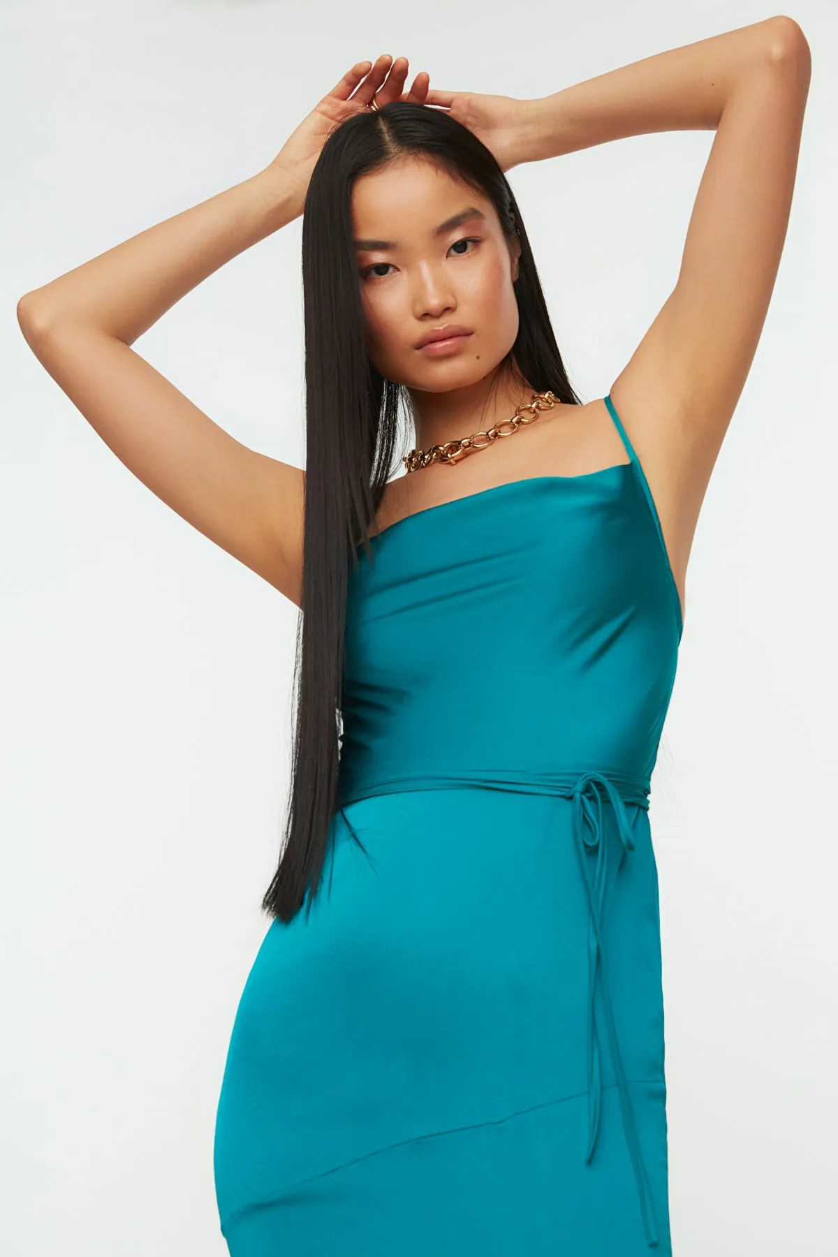 Trendyol Collection  Smaragdgrünes langes Abendkleid aus gewebtem Satin mit Gürtel und Futter TPRSS21AE0063