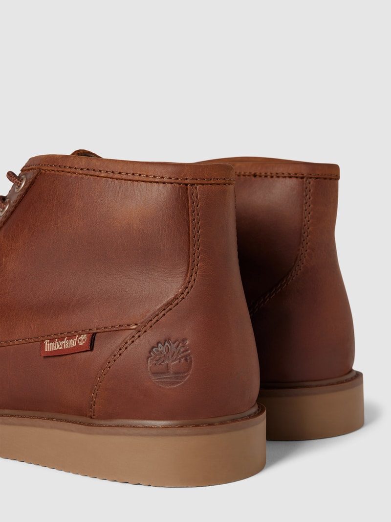 Boots mit Schnürung und Label-Detail in mittelbraun