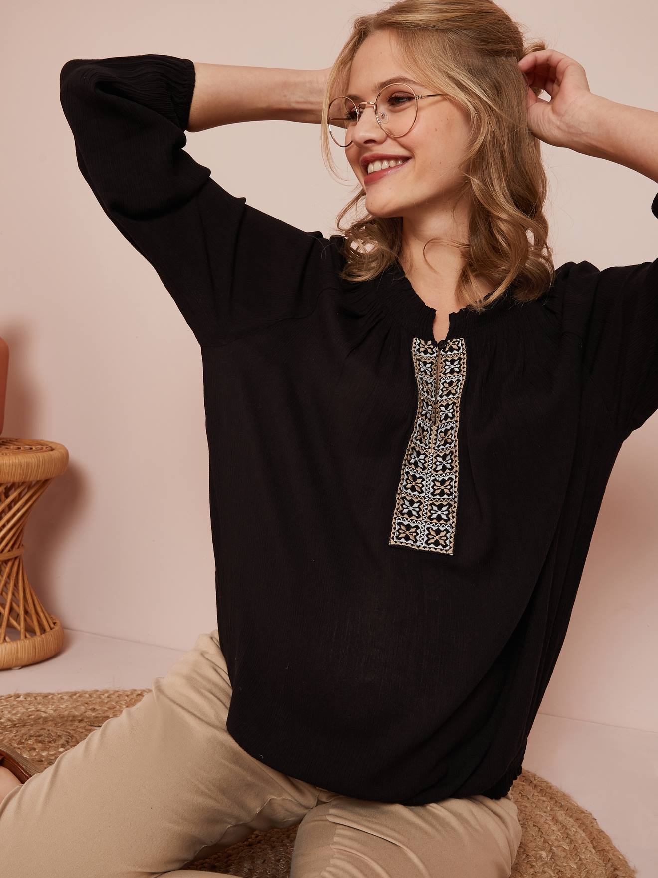 Blouse de grossesse smockée avec broderie noir
