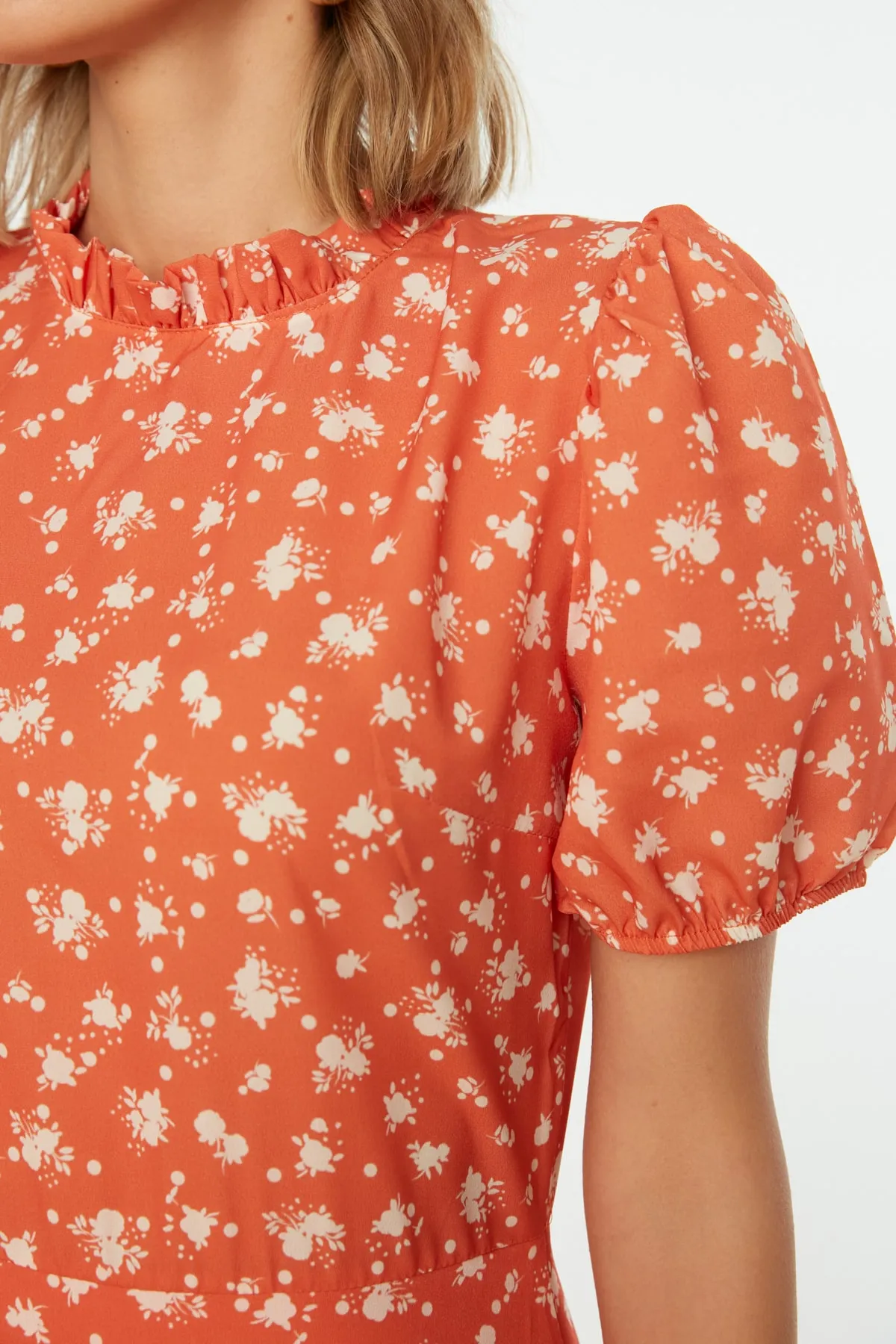 Trendyol Collection  Gefliestes A-Linien-Midikleid mit Blumenmuster TWOSS20EL0894