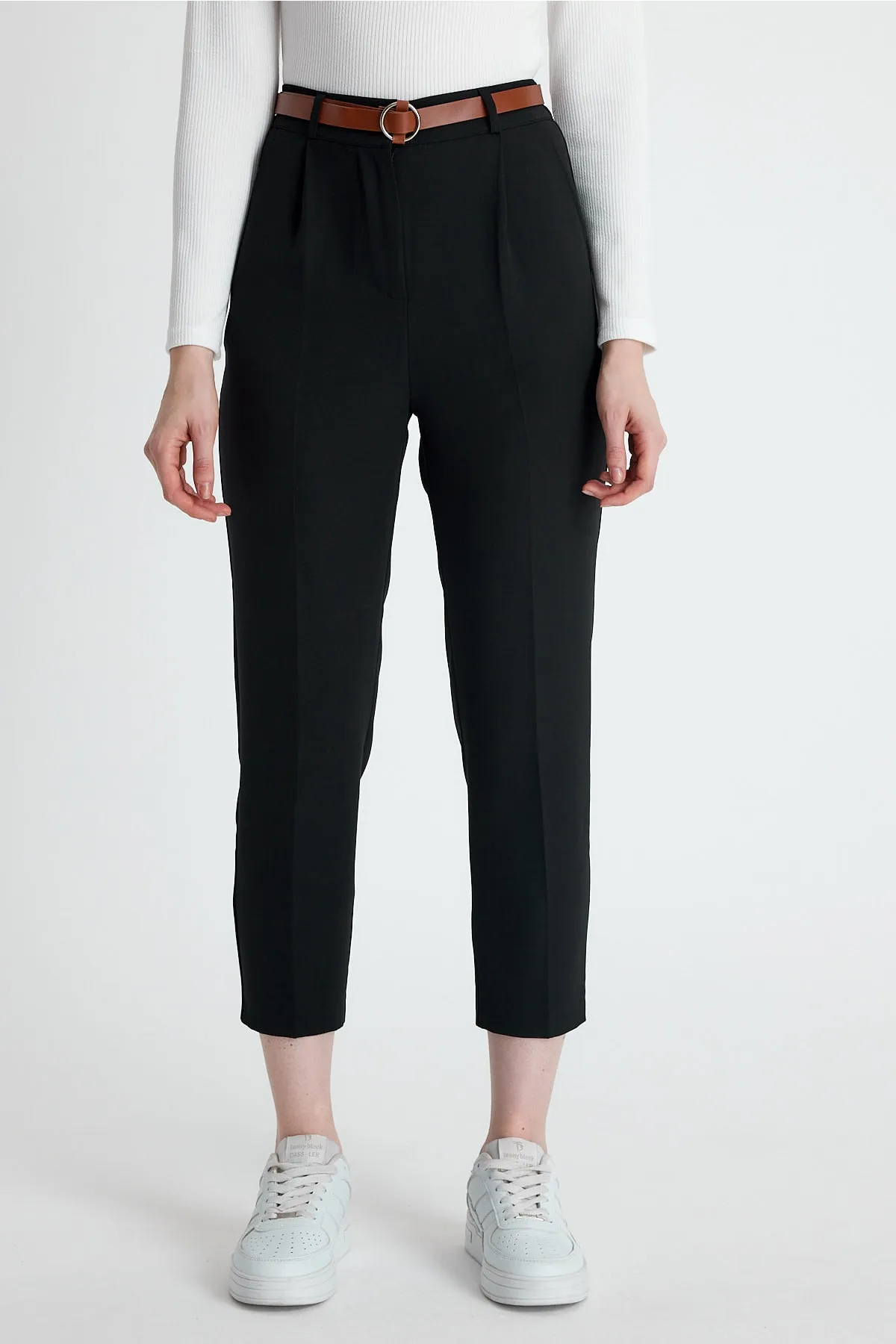 macharelbasic  Saisonale Stoffhose für Damen mit schmalem Bein und Faltengürtel in Schwarz