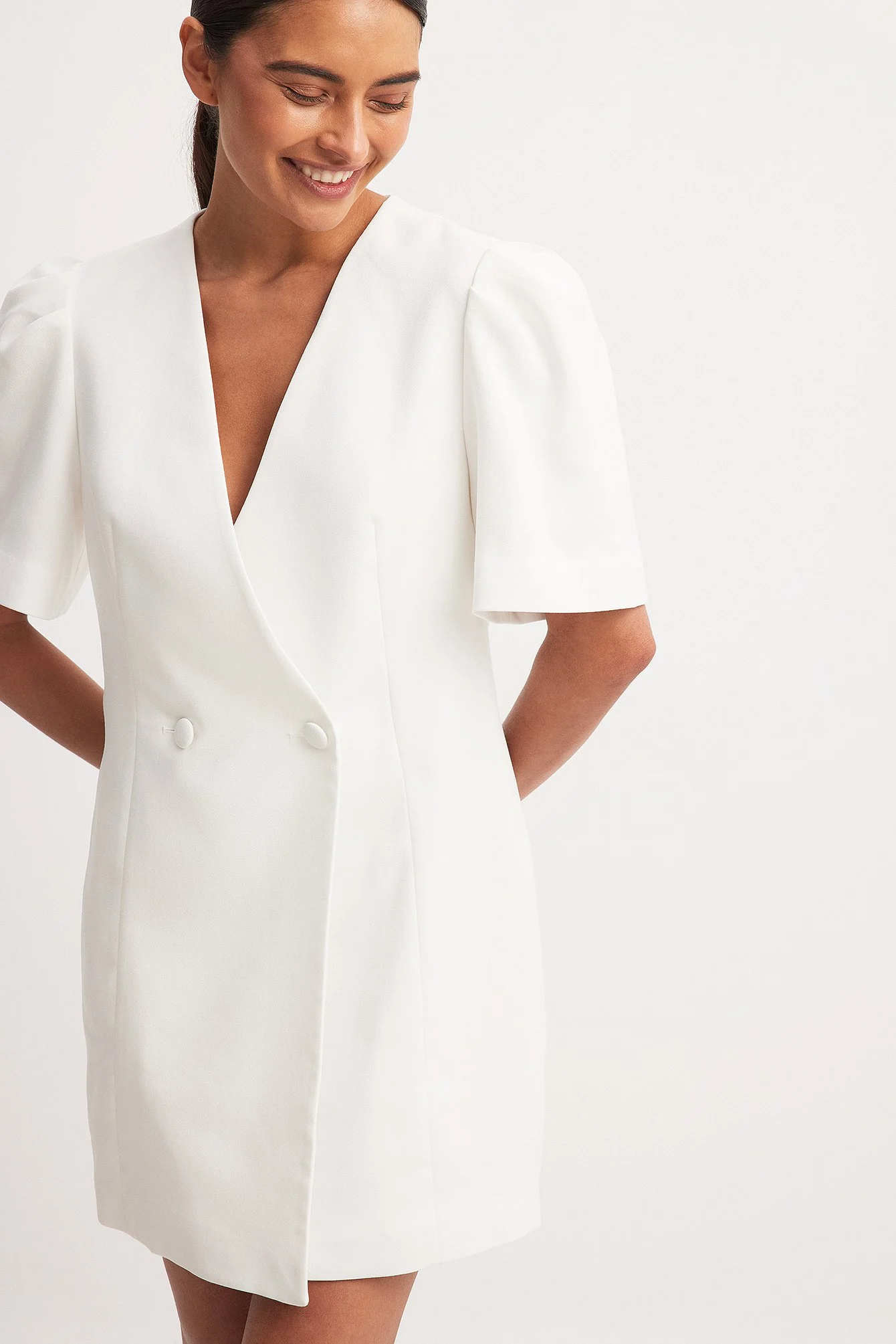 Gewebtes zweireihiges Minikleid