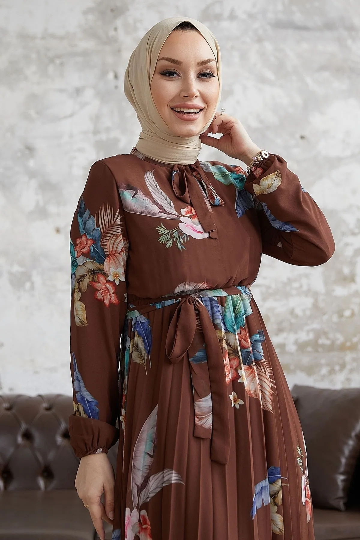 InStyle  Ares Chiffonkleid mit Federmuster – Bitterbraun