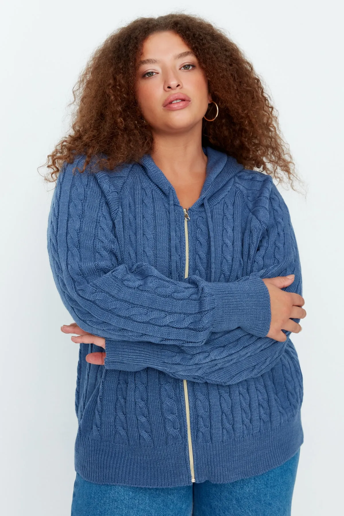 Trendyol Curve  Indigofarbener Strick-Cardigan mit Kapuze und Reißverschluss TBBAW23AV00051