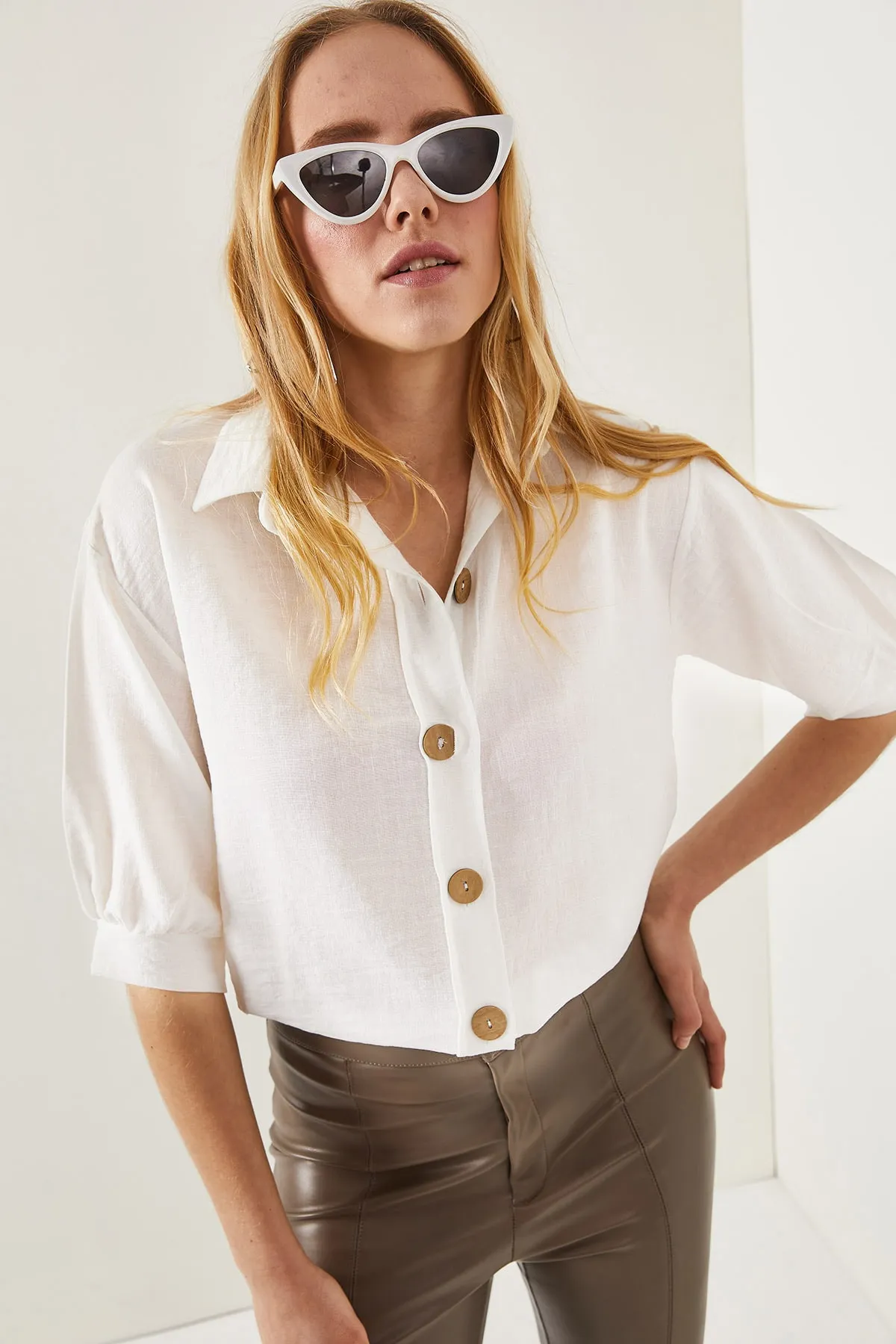 Olalook  Weißes Leinenhemd mit Dreiviertelärmeln und Holzknöpfen für Damen GML-19001095