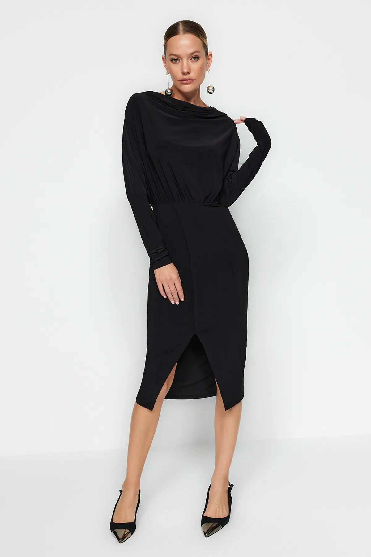 Trendyol Collection  Schwarzes flexibles Midi-Strickkleid in A-Linie/A-Linien-Form mit U-Ausschnitt und Schlitz TWOAW24EL00822