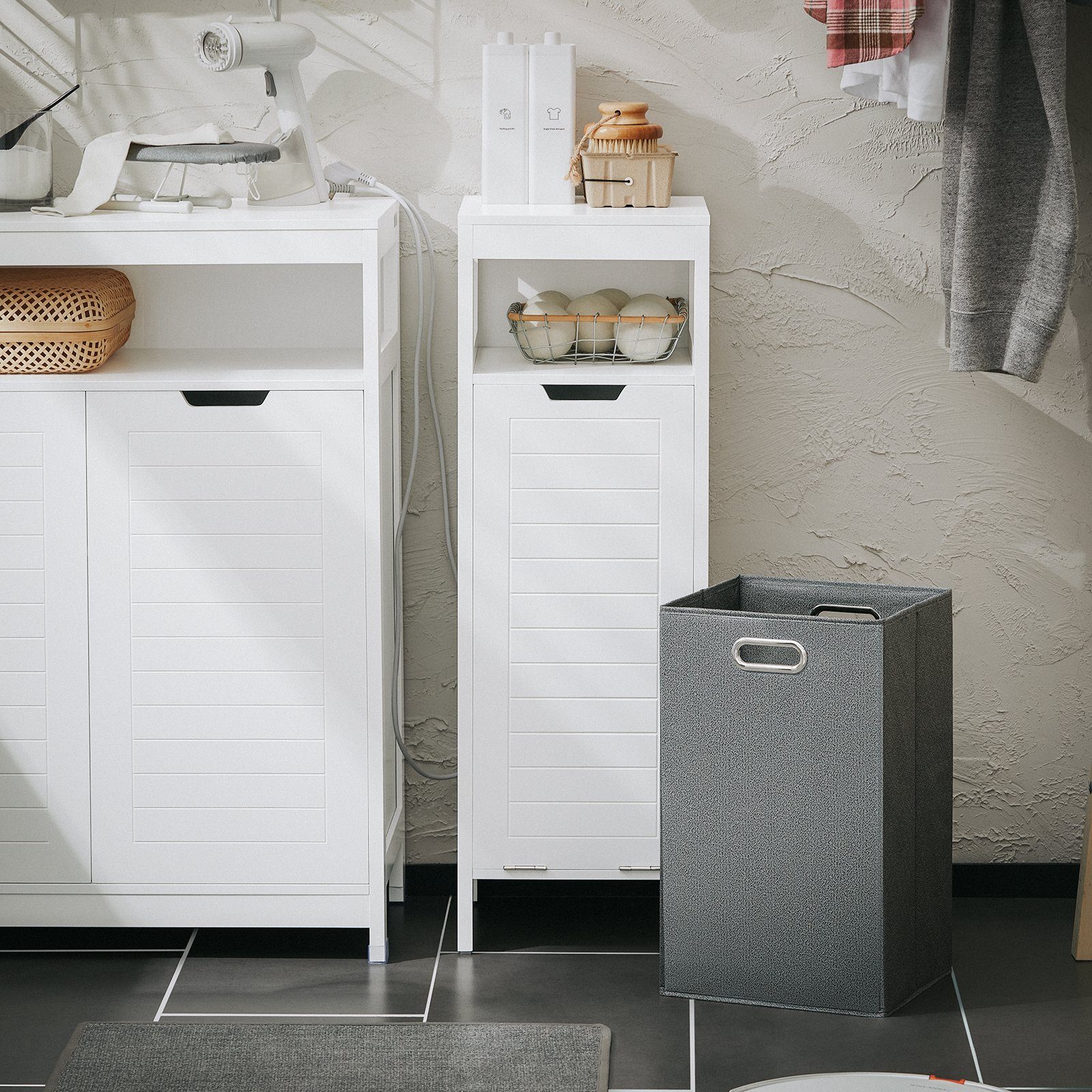 SoBuy Wäscheschrank BZR122 Badschrank mit Wäschesack Wäschesammler Wäschekorb Wäschetruhe Weiß