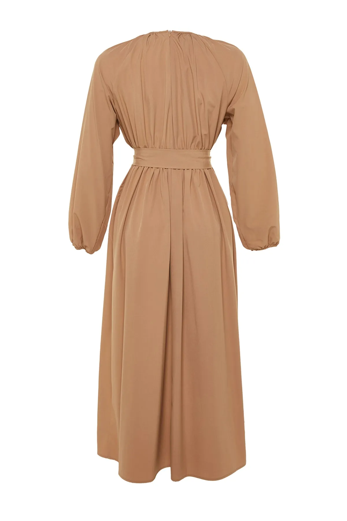 Trendyol Modest  Kamelfarbenes, gewebtes Kleid aus Fallschirmstoff mit Gürtel und Raffung in weiter Passform TCTSS23EB00253