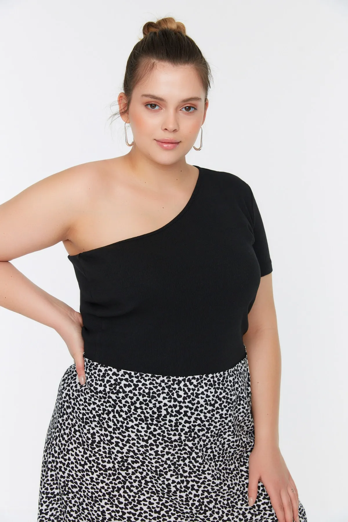Trendyol Curve  Schwarze One-Shoulder-Strickbluse TBBSS22AF0046