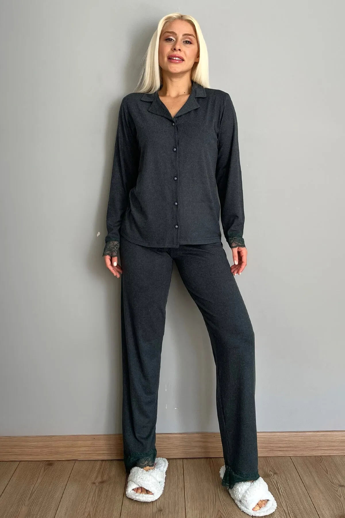 Pijamaevi  Grünes Pyjama-Set aus Bambus mit langen Ärmeln und Knöpfen vorne