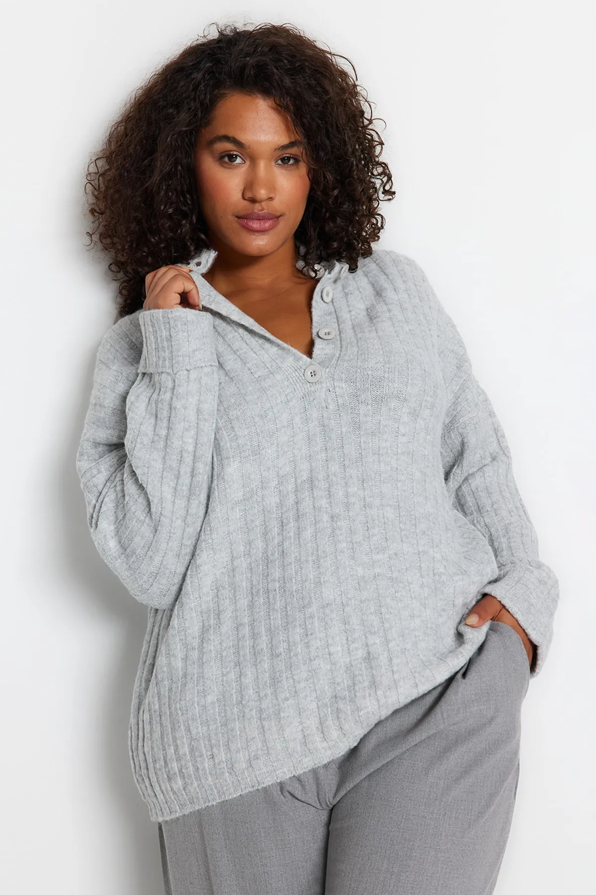 Trendyol Curve  Graue Strickjacke mit Knopfverschluss