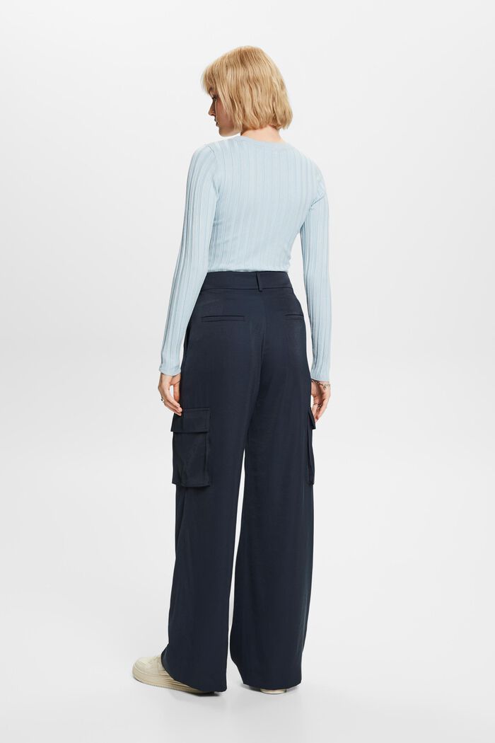 Cargohose mit hohem Bund und weitem Bein