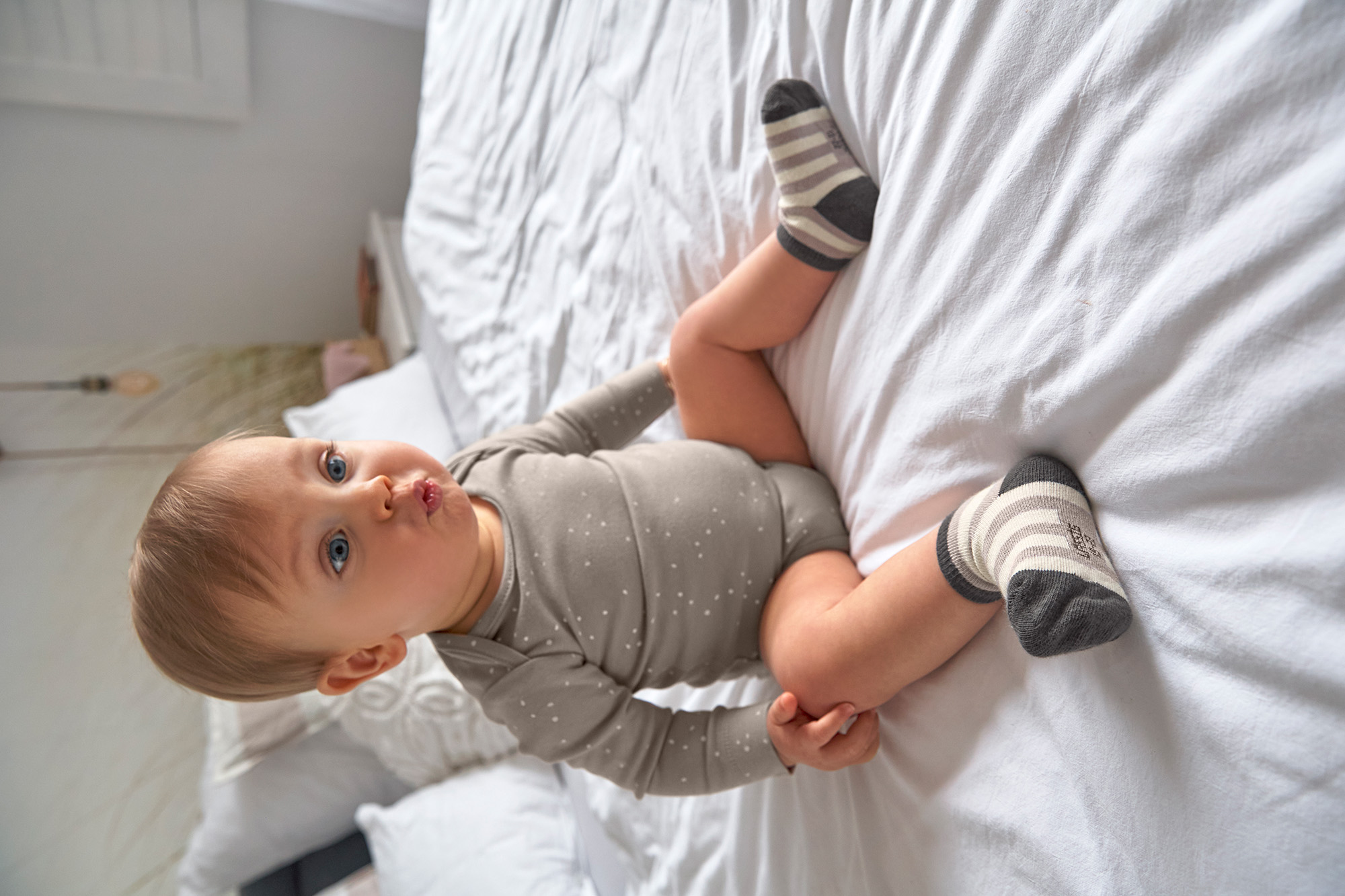 Baby Body langarm - Bio Baumwolle, Punkte, Taupe