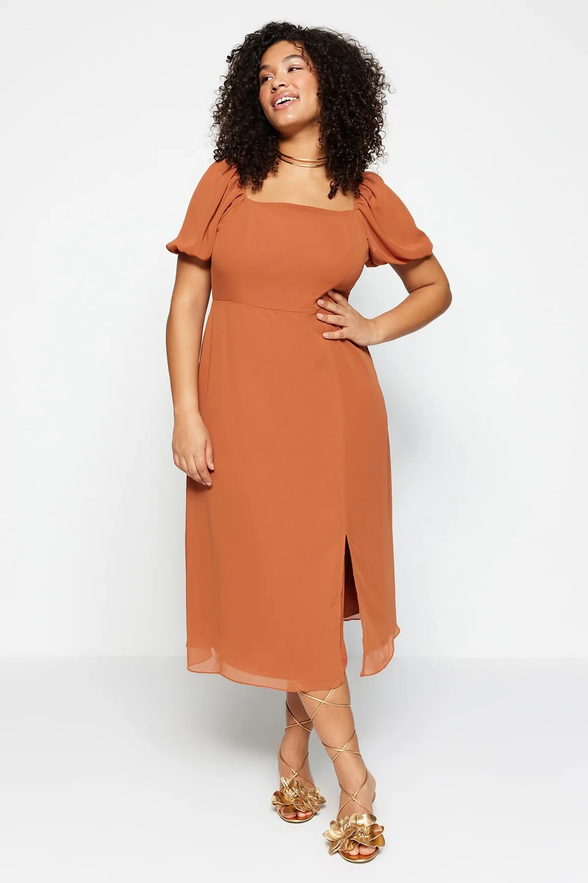 Trendyol Curve  Kleid mit Schlitz und Kachelmuster TBBSS22AH0012