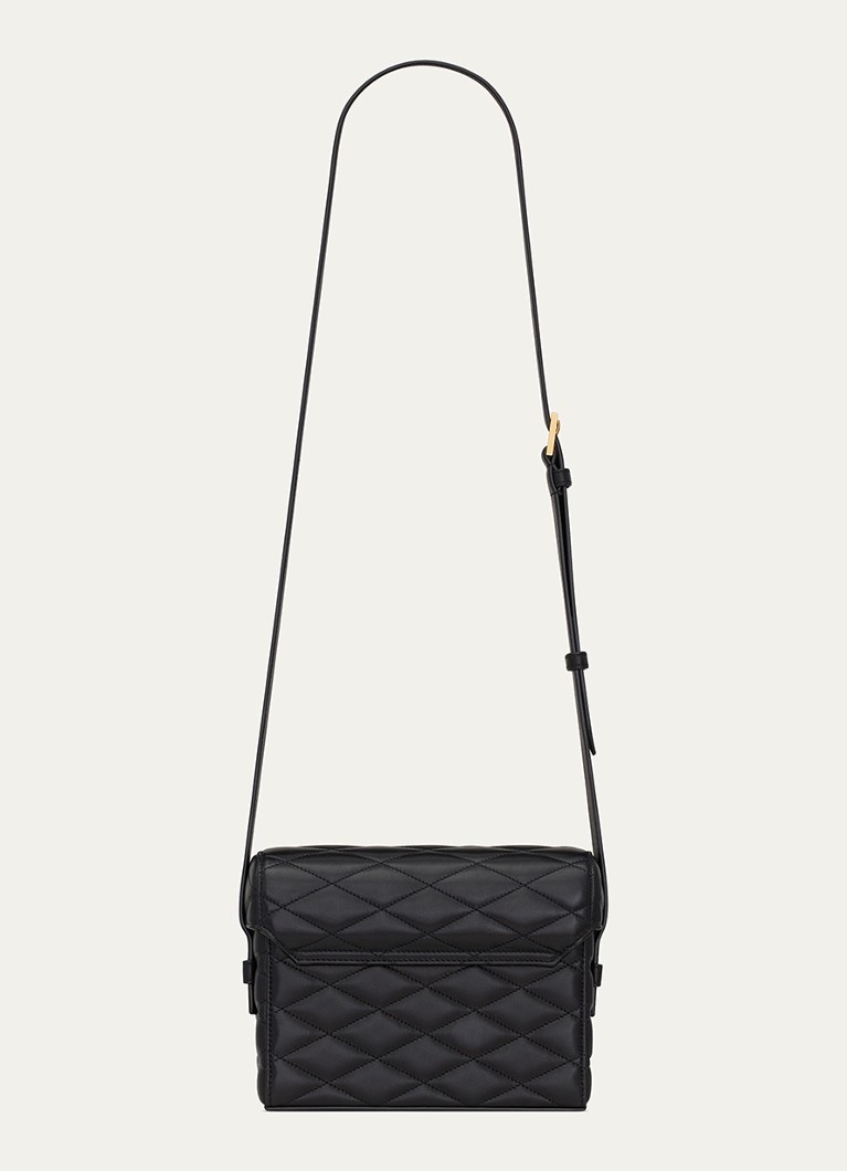 Bolsa de ombro Saint Laurent June Box em pele de cordeiro acolchoada.