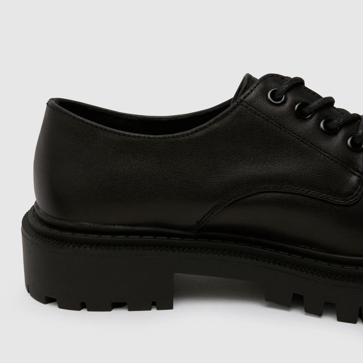 Schuh Leonora – Svarta platta skor i läder med snörning