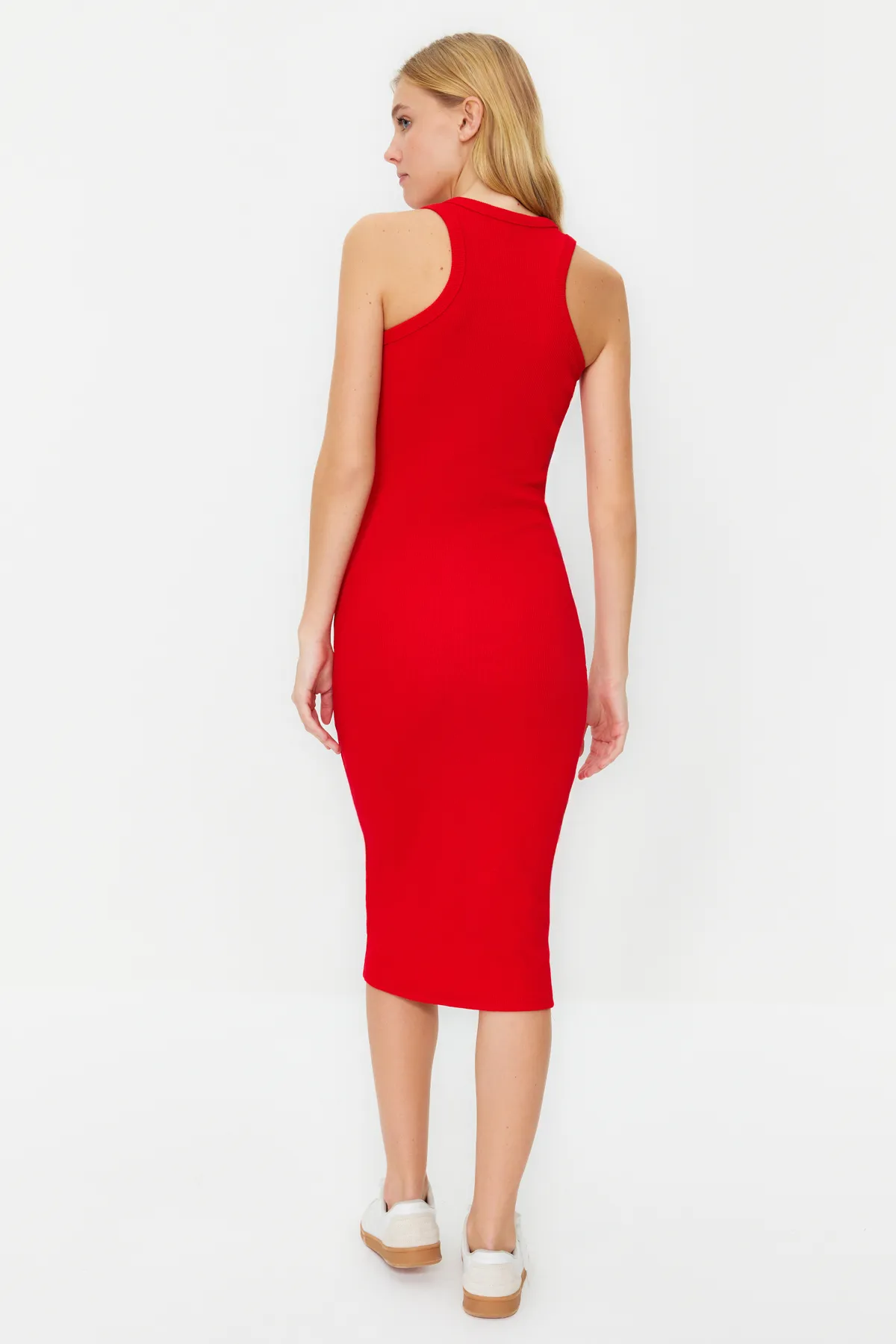 Trendyol Collection  Rotes, geripptes, figurbetontes/tailliertes Rundhals-Midi-Bleistiftkleid aus Strick TWOSS22EL1575