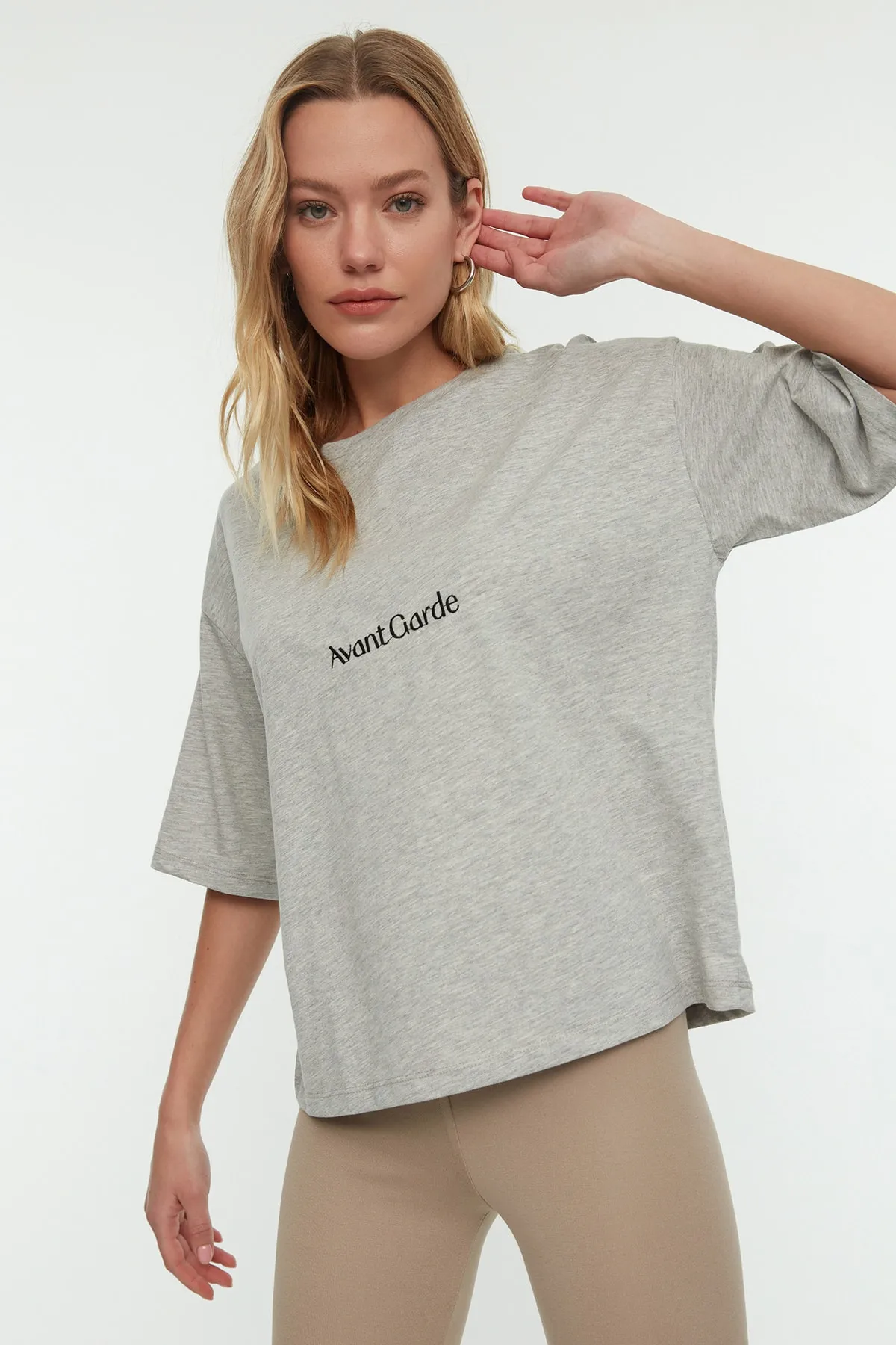 Trendyol Collection  Graues Baumwollmisch-Slogan-gesticktes, entspanntes/weites T-Shirt mit entspanntem Schnitt und Rundhalsausschnitt TWOSS21TS0481