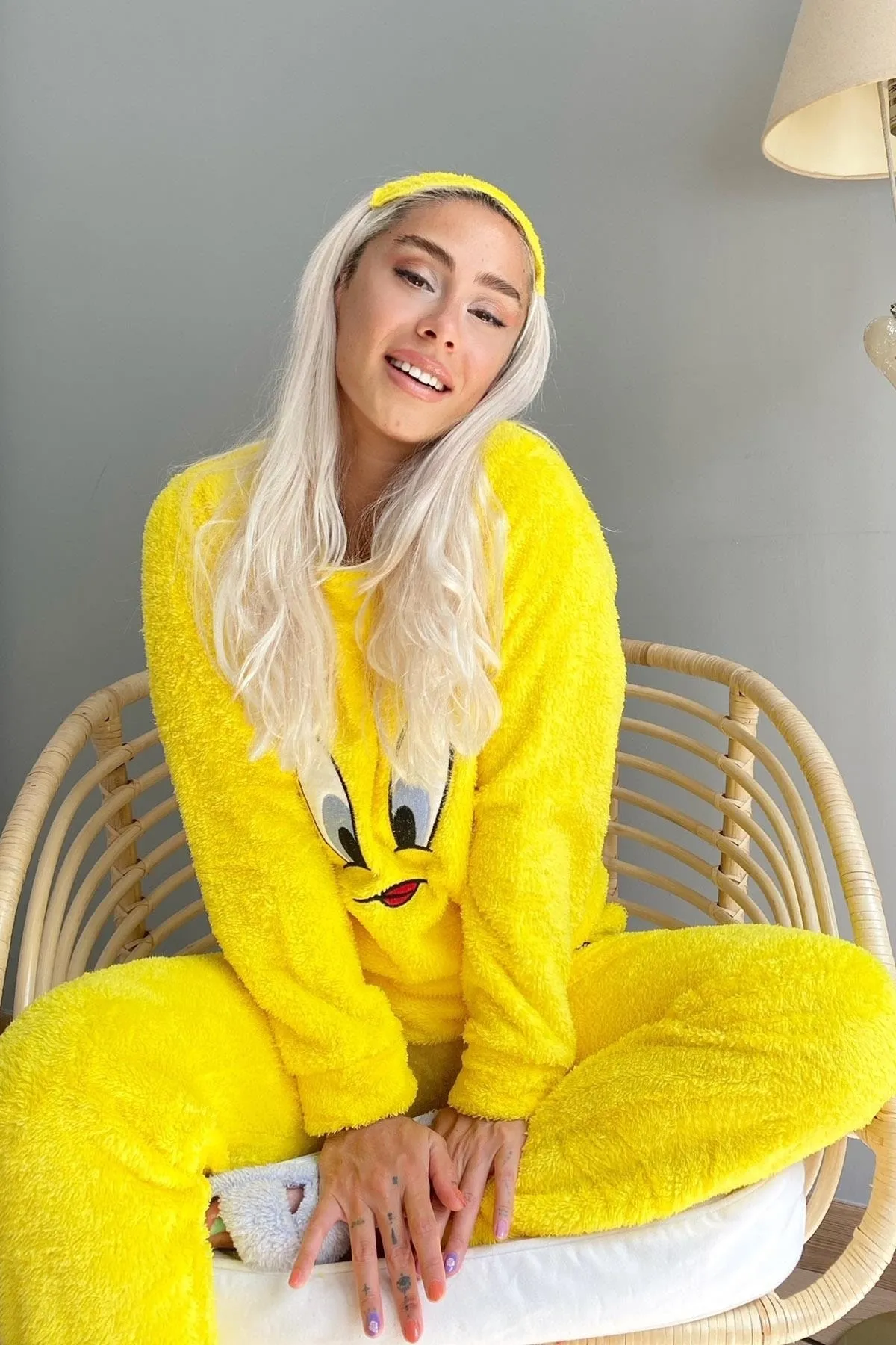 Pijamaevi  Pyjama-Set aus Vollplüsch mit gelbem Vogelmuster