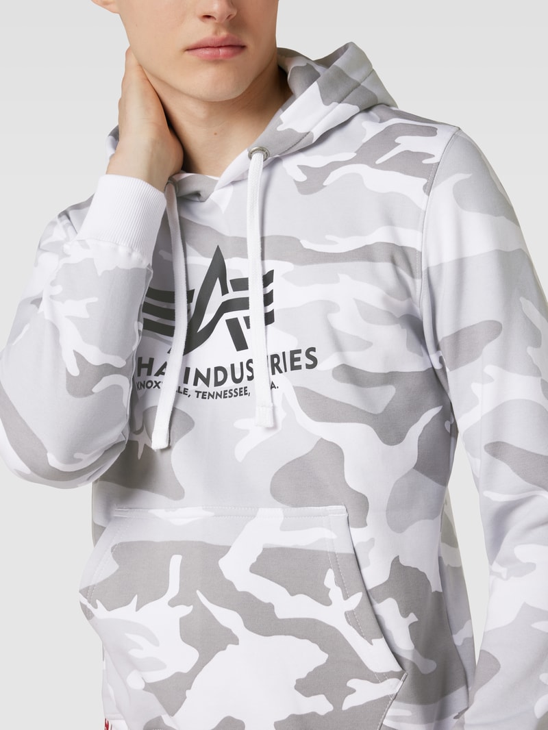 Hoodie mit Camouflage-Muster Modell 'BASIC' in weiß