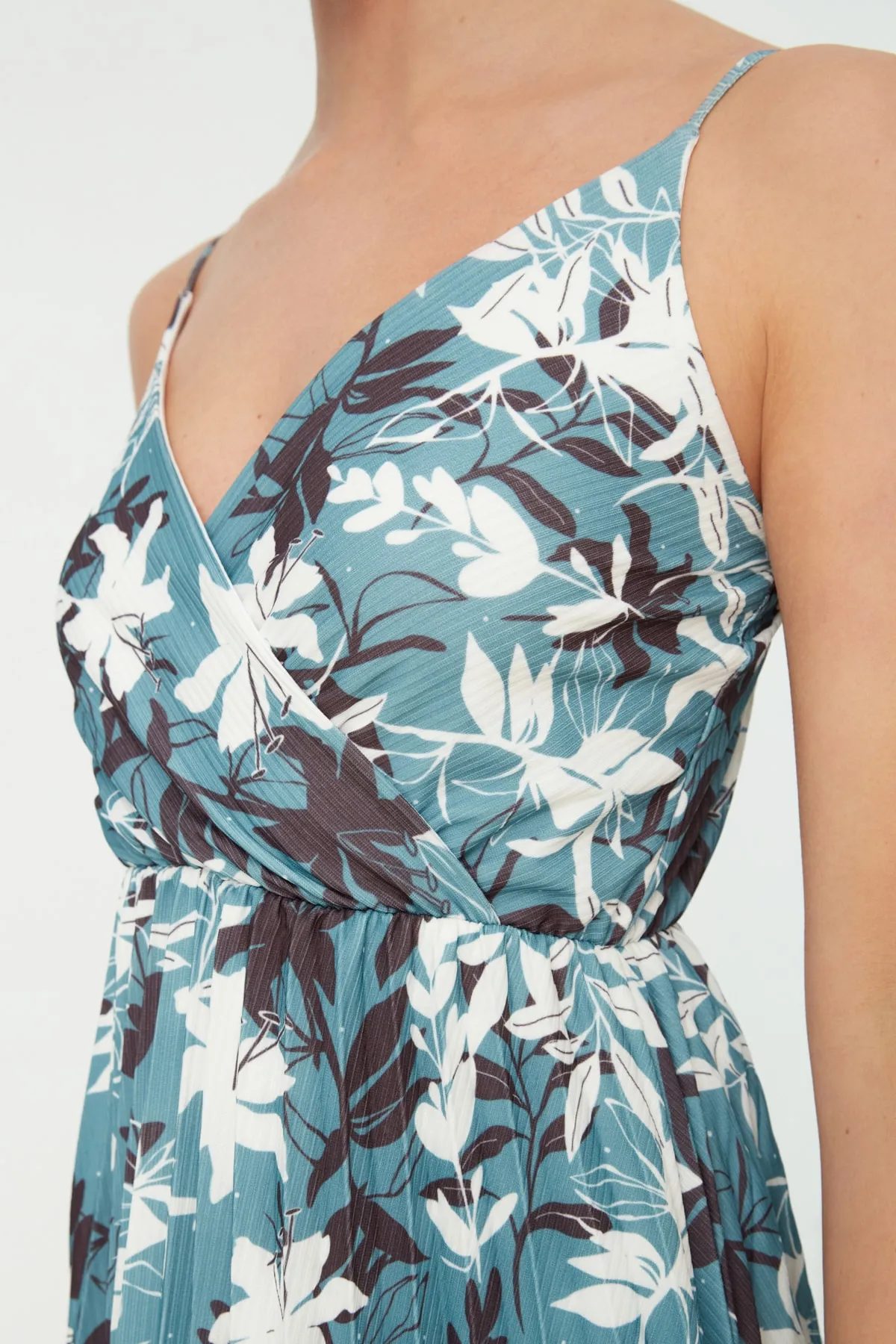 Trendyol Collection  Mintfarbenes Blumenmuster mit offener Taille/Skater-Midi-Zweireiher, flexibles Strickkleid mit plissierten Trägern TWOSS20EL2729