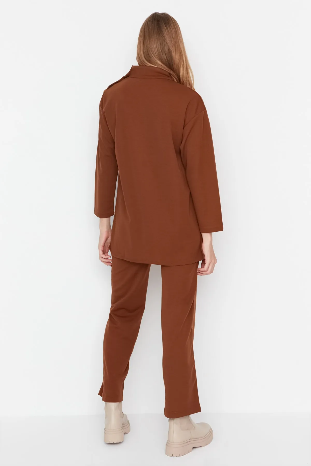 Trendyol Modest  Braunes Scuba-Tunika-Hosen-Strickset mit Knopfleiste an den Schultern TCTAW23US00162