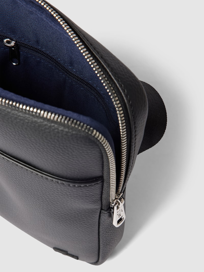 Crossbody Bag mit Label-Details in schwarz