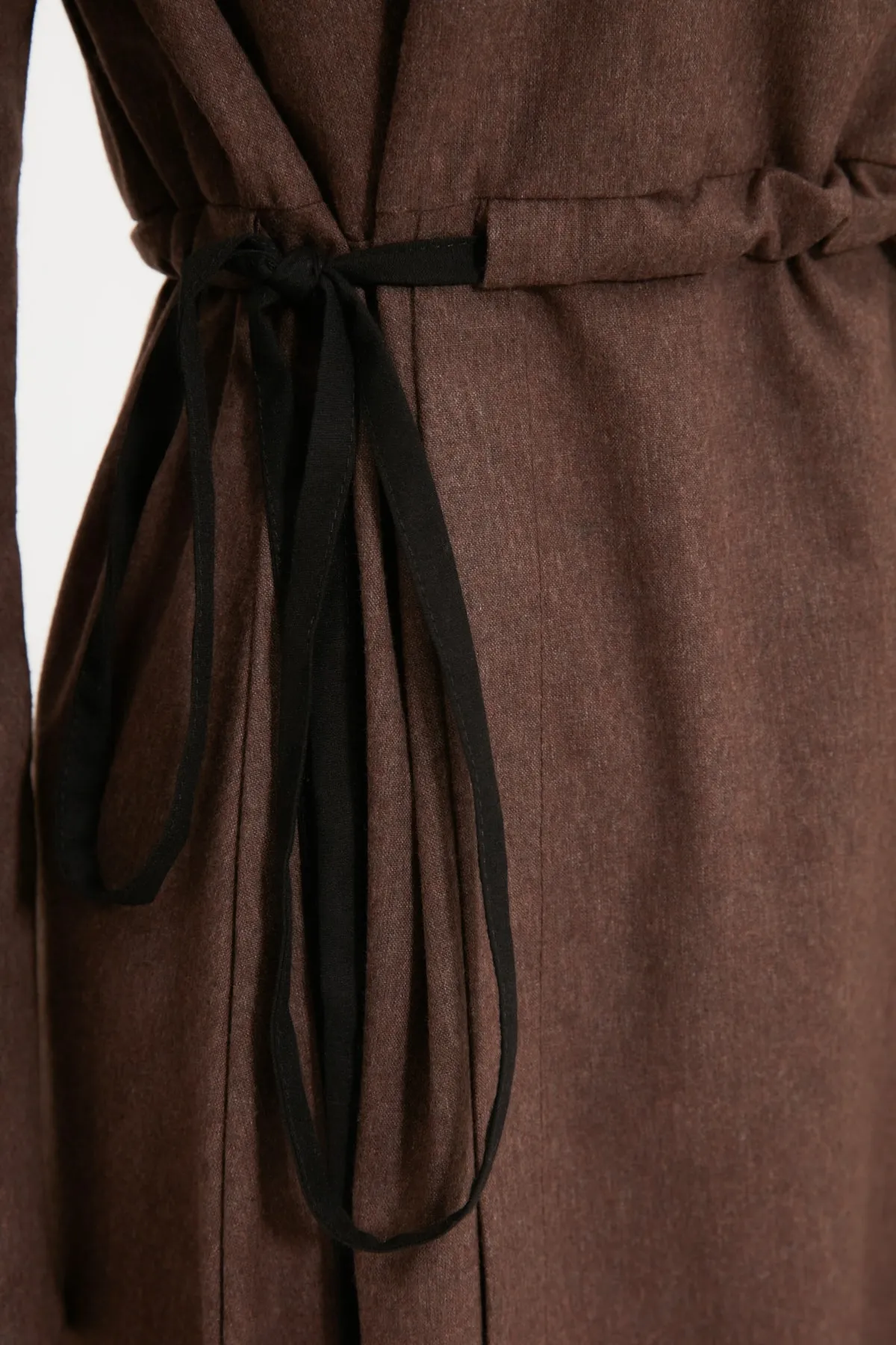 Trendyol Modest  Braunes gewebtes Kleid mit Rundhalsausschnitt und seitlicher Schleife TCTAW22EB0010