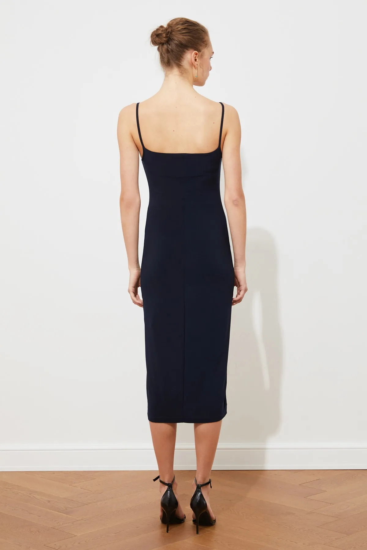 Trendyol Collection  Marineblaues, tailliertes Midi-Bleistiftkleid aus flexiblem Strick mit Degaje-Kragen und Midi-Trägern TWOSS19AD0020