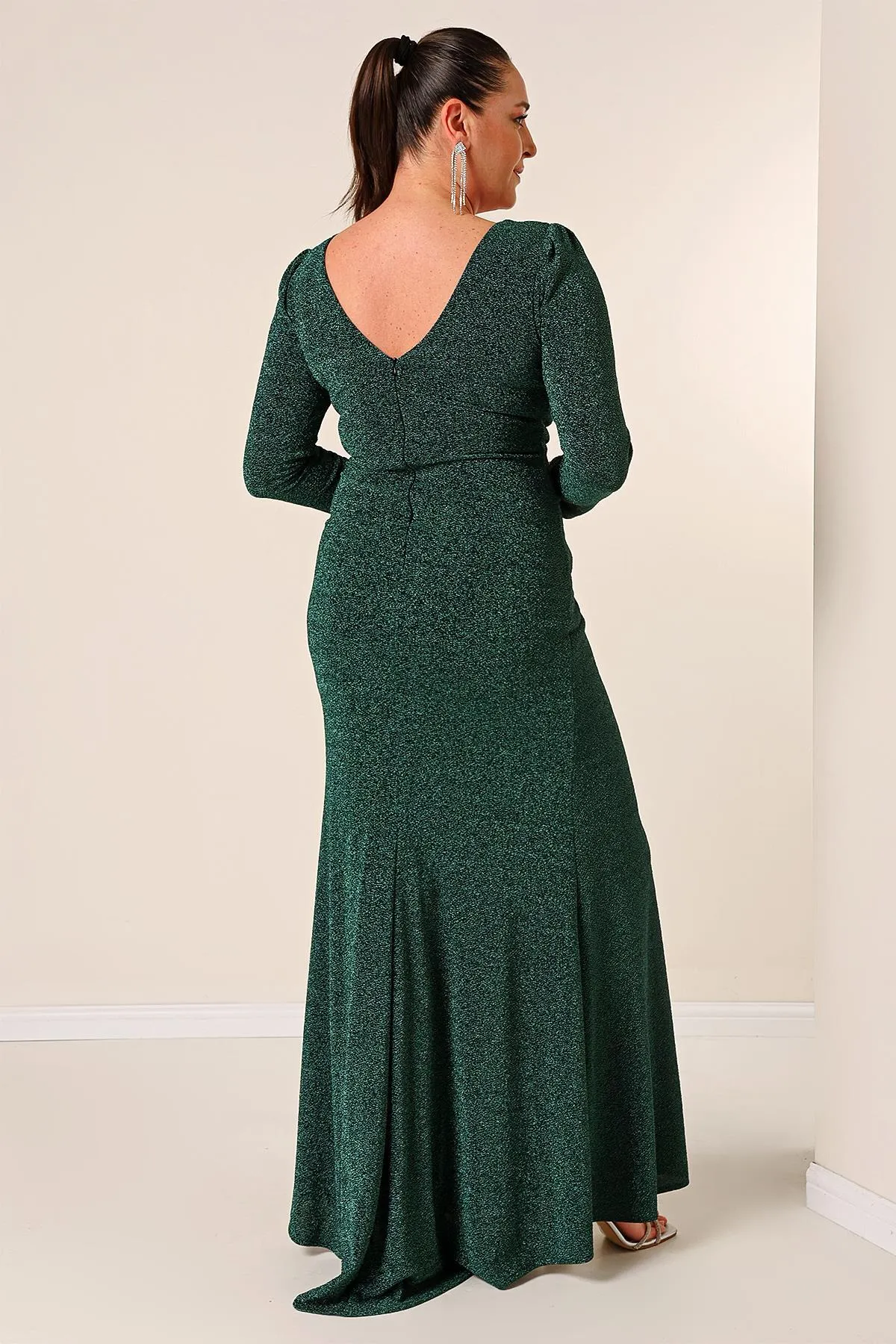 By Saygı  Zweireihiges, drapiertes, langärmliges, glitzerndes, langes Kleid aus gestricktem Stoff mit Ausschnitt vorne und langem Kleid in Übergröße