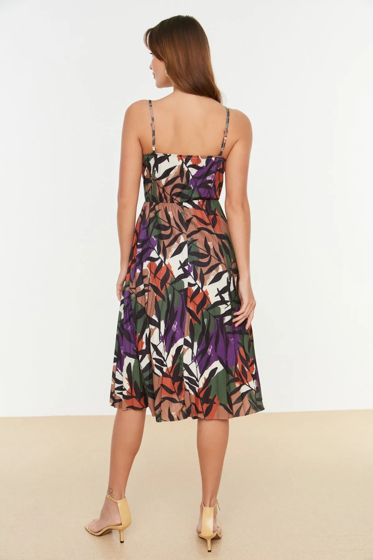 Trendyol Collection  Beigefarbenes, blumengemustertes Midi-Kleid mit offener Taille/Skater, zweireihig, plissiert, flexibles Strickkleid TWOSS20EL2729