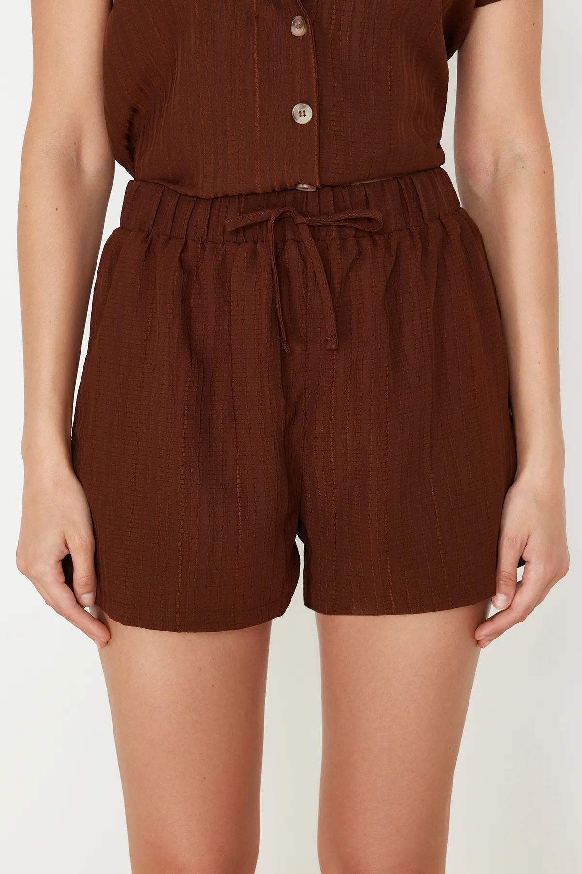 Trendyol Collection  Braunes gewebtes Hemd-Shorts-Set TBESS24AU00065