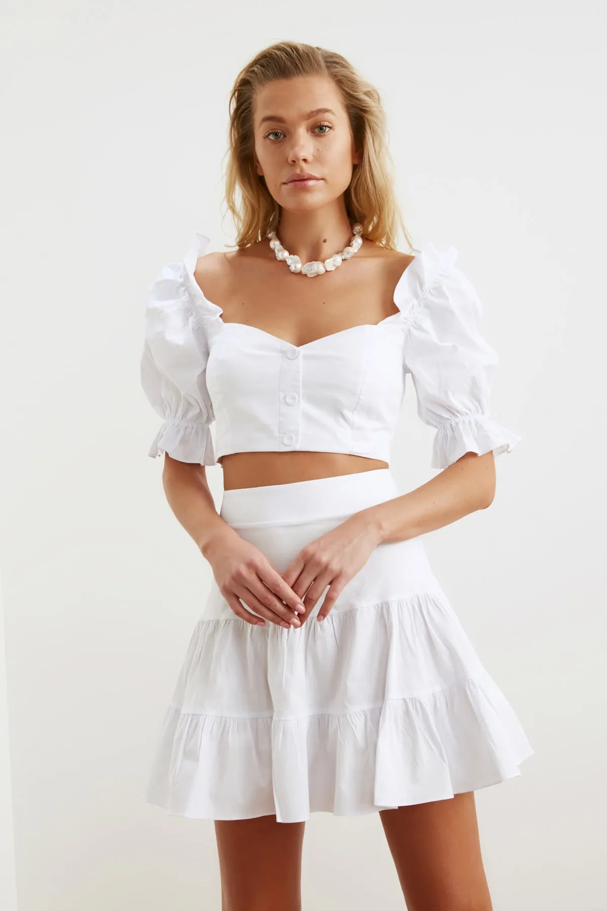 Trendyol Collection  Weißes Strand-Höschen-Top-Set mit Ballonärmeln und Volants TBESS20AU0017