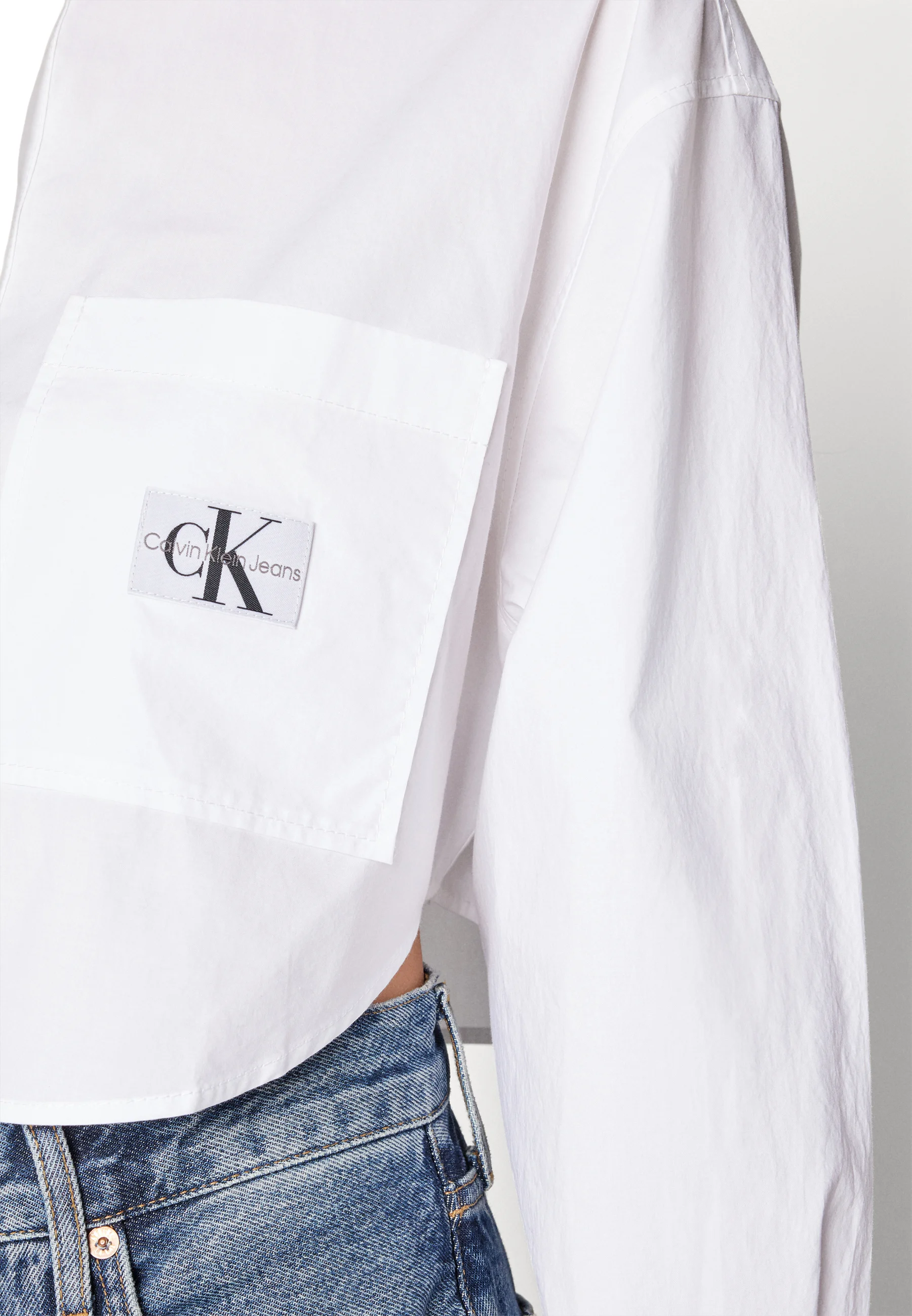 Calvin Klein Jeans Blusa recortada con etiqueta tejida