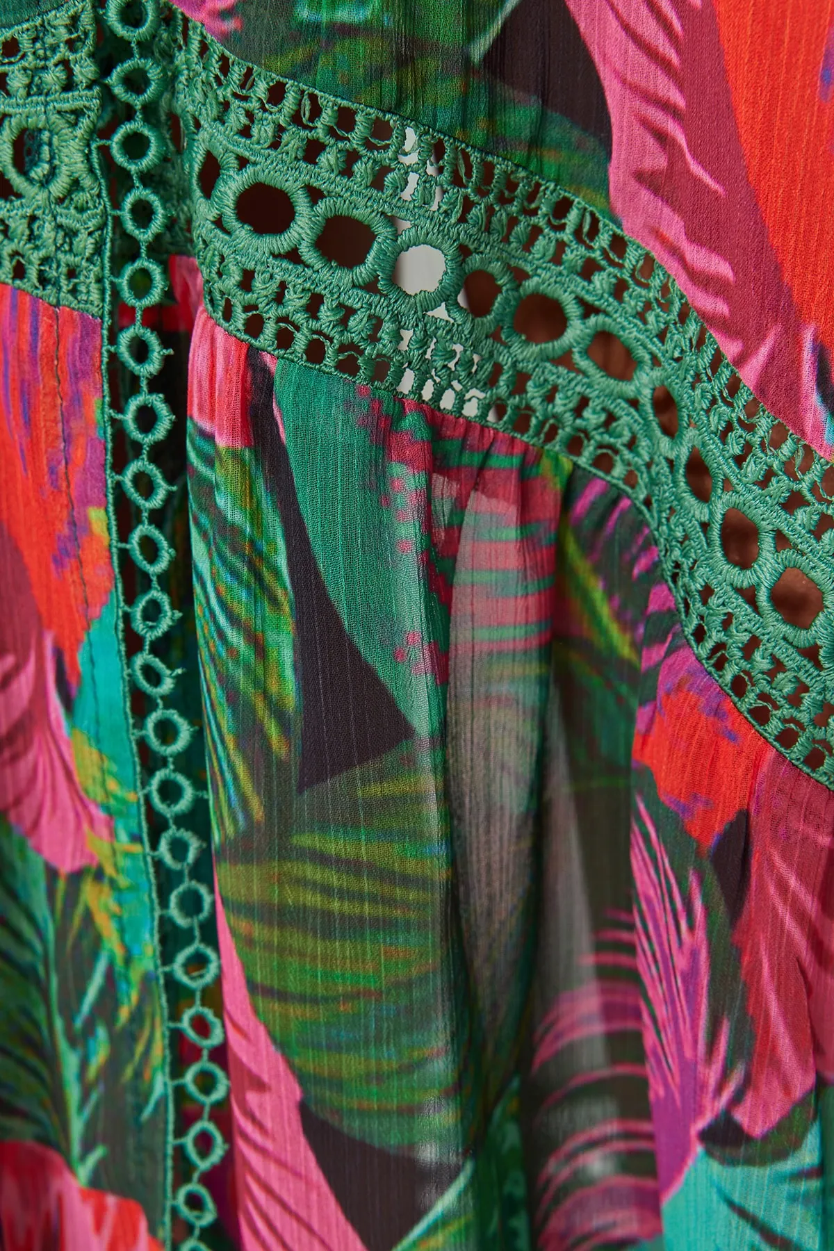 Trendyol Collection  Tropisch gemusterter Maxi-Kimono und Kaftan aus gestricktem Chiffon mit Streifen-Accessoires TBESS23KM00002