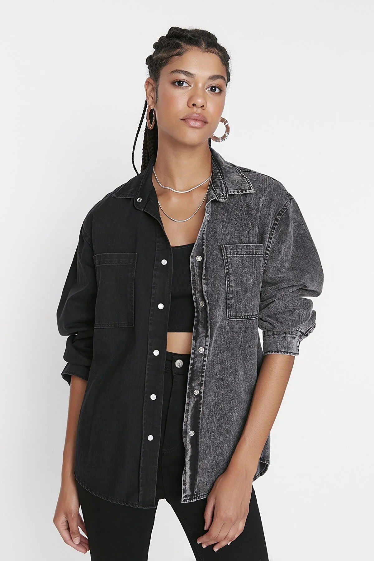 Trendyol Collection  Schwarzes Jeanshemd mit Farbblockdesign TWOAW22GO0127