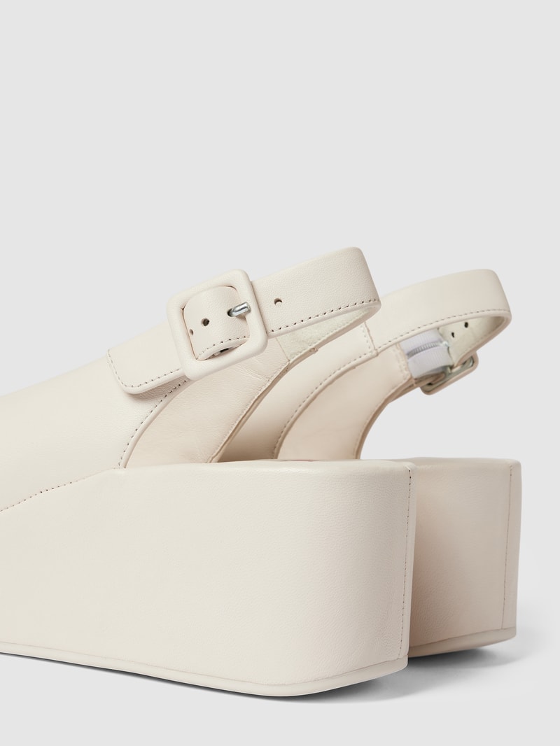 Plateausandalen aus Leder mit Dornschließe in offwhite