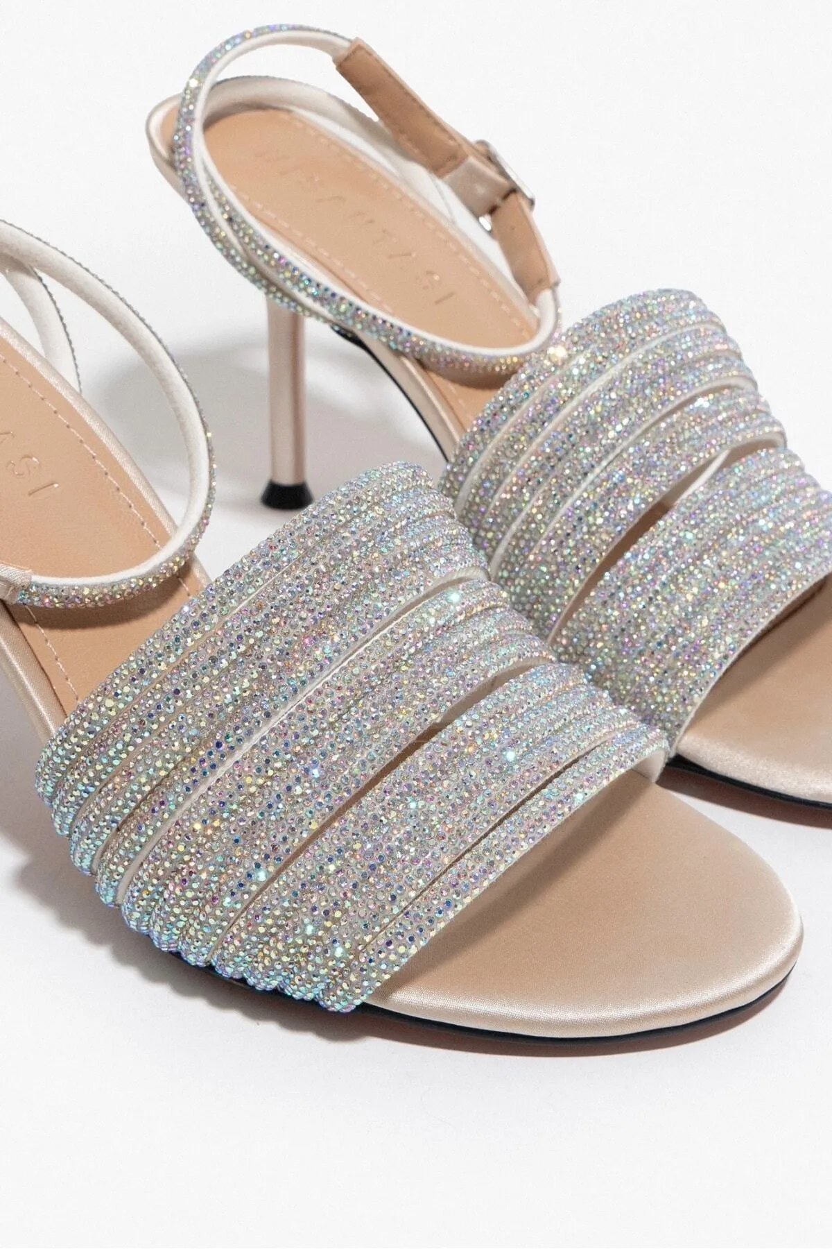 NİŞANTAŞI SHOES  Sommerbeige Damen-Sandalen mit Absatz aus Satin und Steindetail am Knöchel