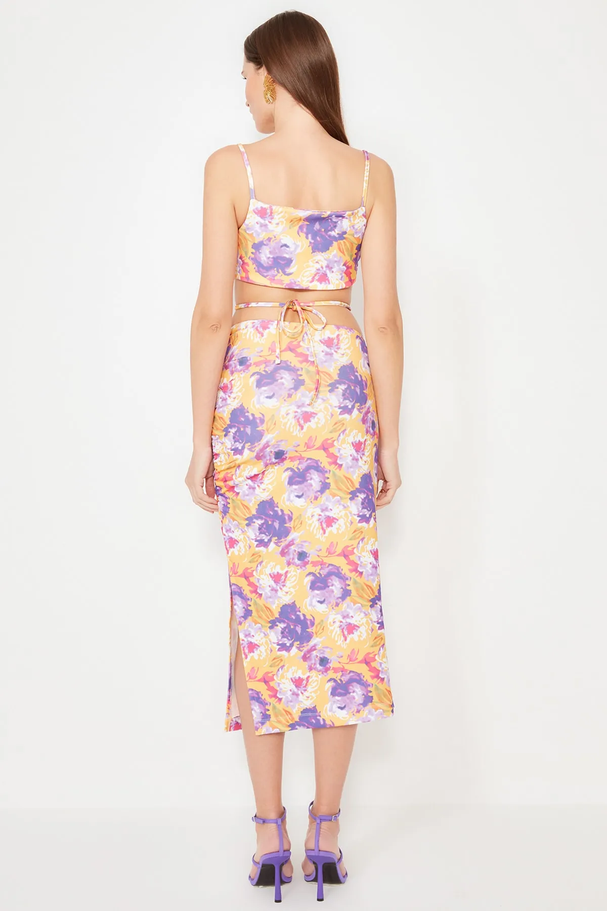 Trendyol Collection  Stilvolles Abendkleid mit mehrfarbigem Blumenmuster und Raffdetails TPRSS22EL0960